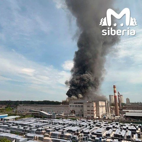 Чёрный дым виден из разных частей города. По словам очевидцев, в горящем здании слышны взрывы.

Напи