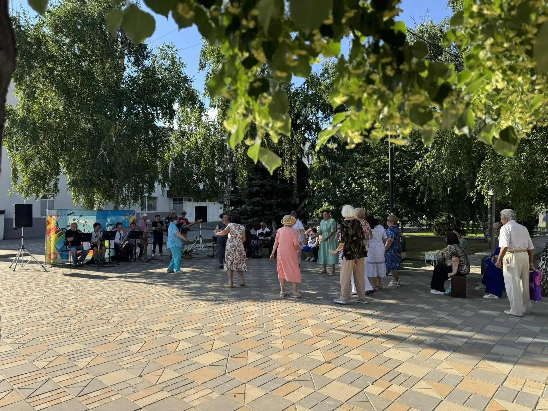 В этот четверг прошел очередной музыкальный вечер у фонтана, продолжив нашу добрую традицию. Эстрадн