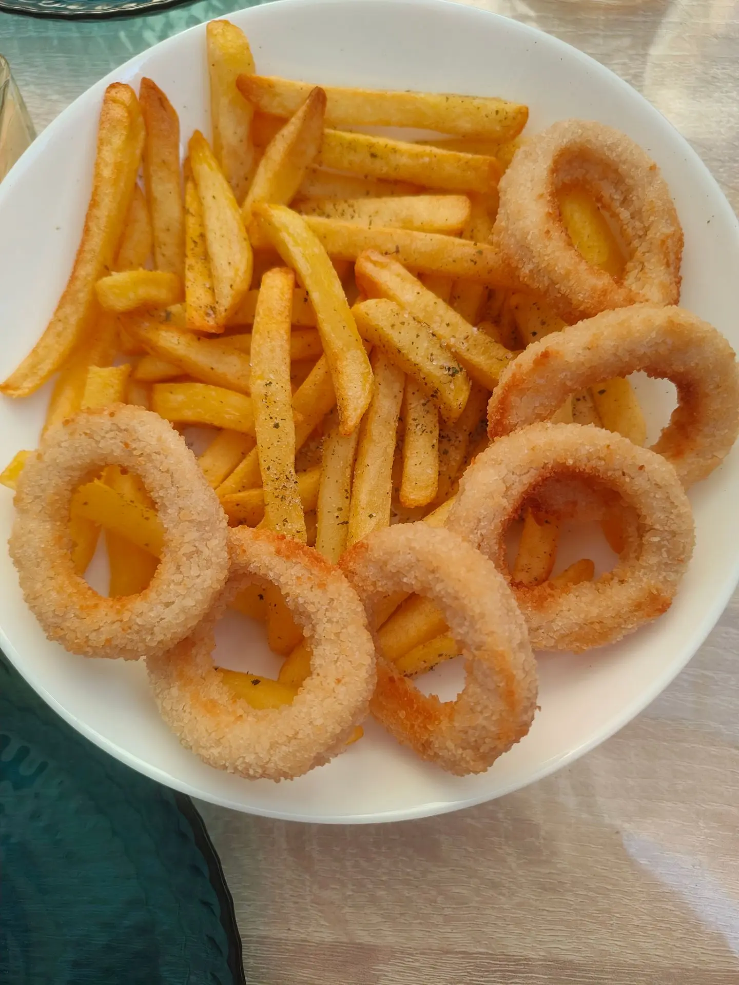 Картошка фри и луковые кольца 
огонь,готовили в аэрогриле без масла, спасибо!