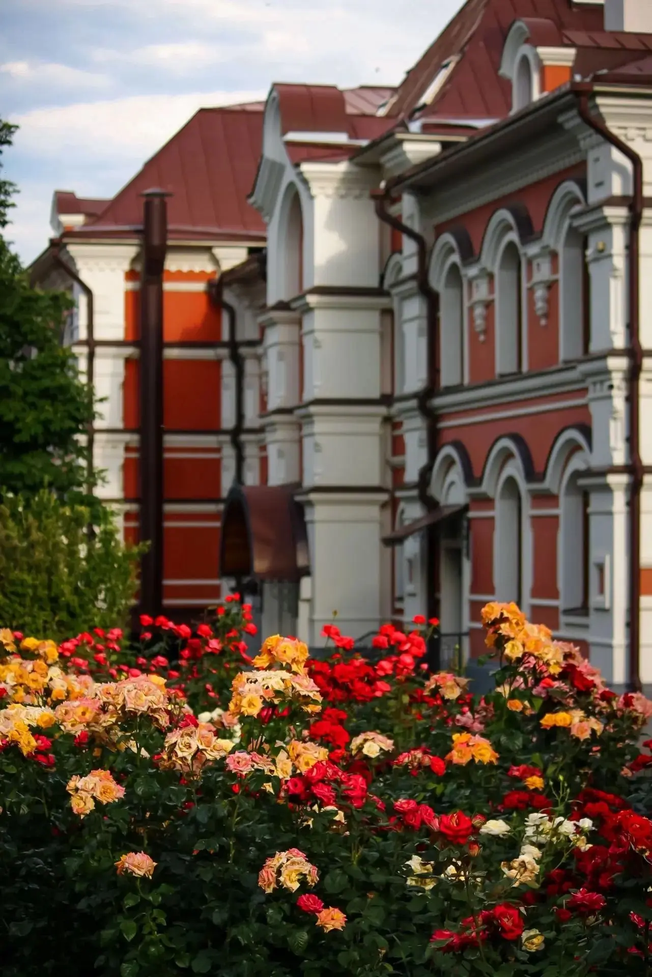 😍 Одна из жемчужин Саратова — сад при Свято-Троицком соборе 🌸

Этот сад по праву называют «райским