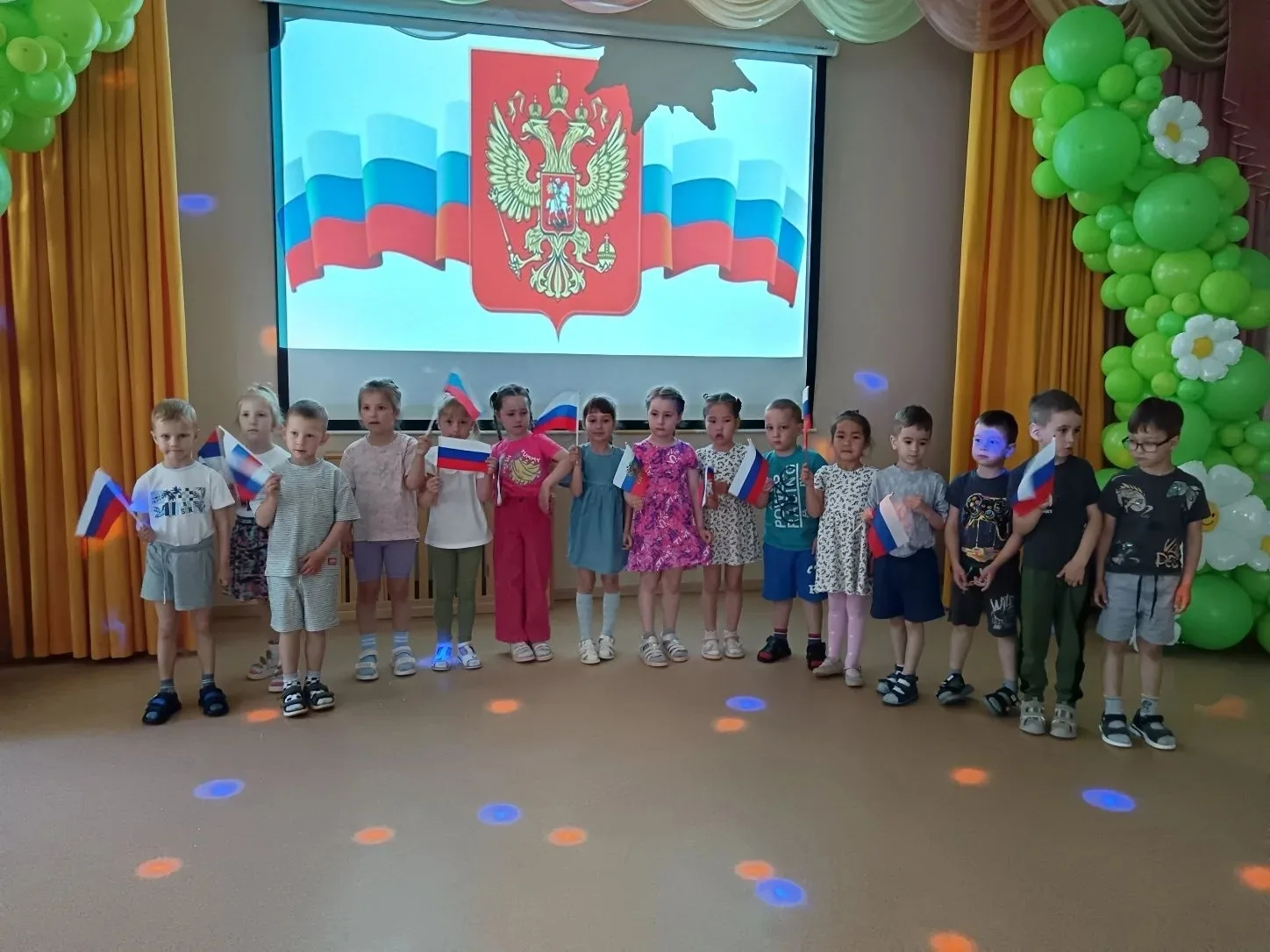 Что мы Родиной зовём?
Дом, где мы с тобой живём.
Всё, что в сердце бережём,
И под небом синим-синим
