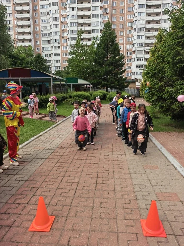 В дошкольном отделении «Муравей» ярко и весело прошёл праздник, посвящённый Дню защиты детей. Этот д