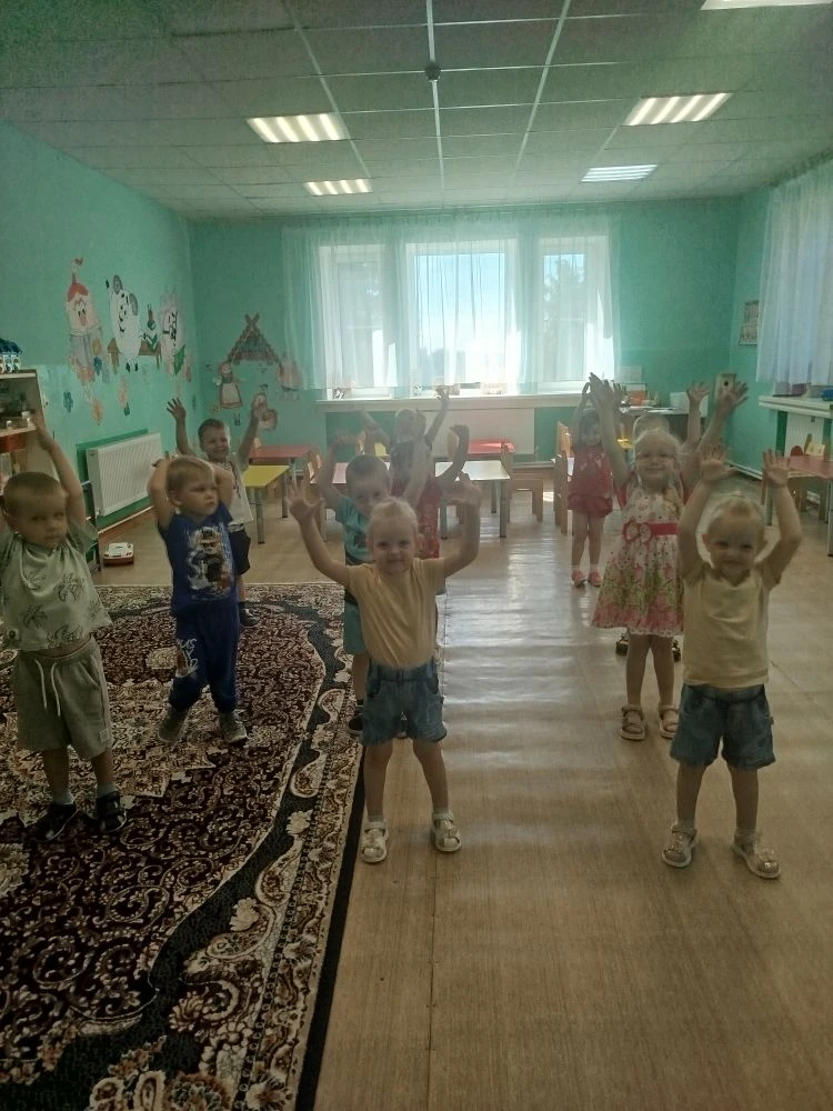 Чтоб здоровье сохранить ,
Организм свой укрепить,
Знает вся моя семья 
Должен быть режим у дня.