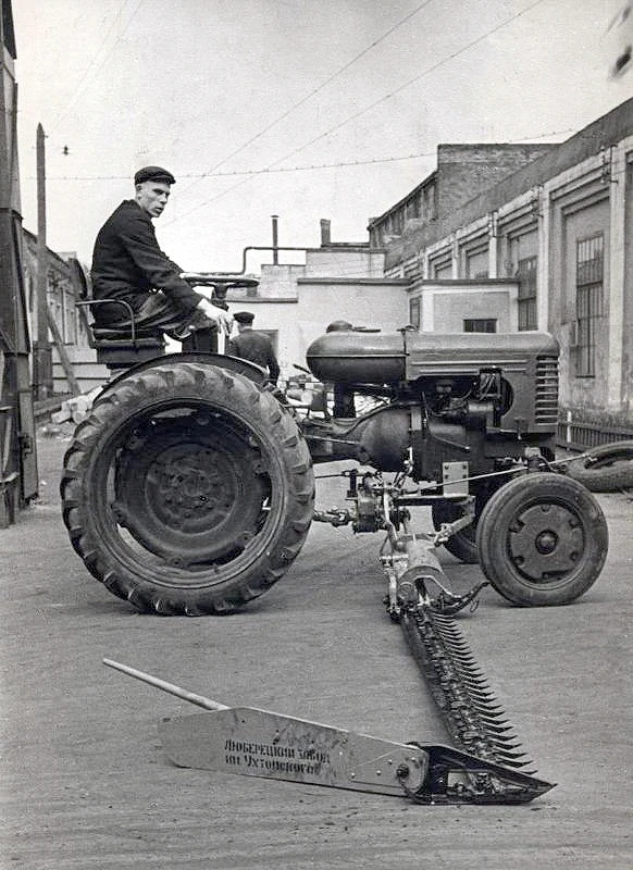 Во дворе Люберецкого завода им. Ухтомского 1954 год.

НЕ ЗАБУДЬ ПОДПИСАТЬСЯ ⤵️