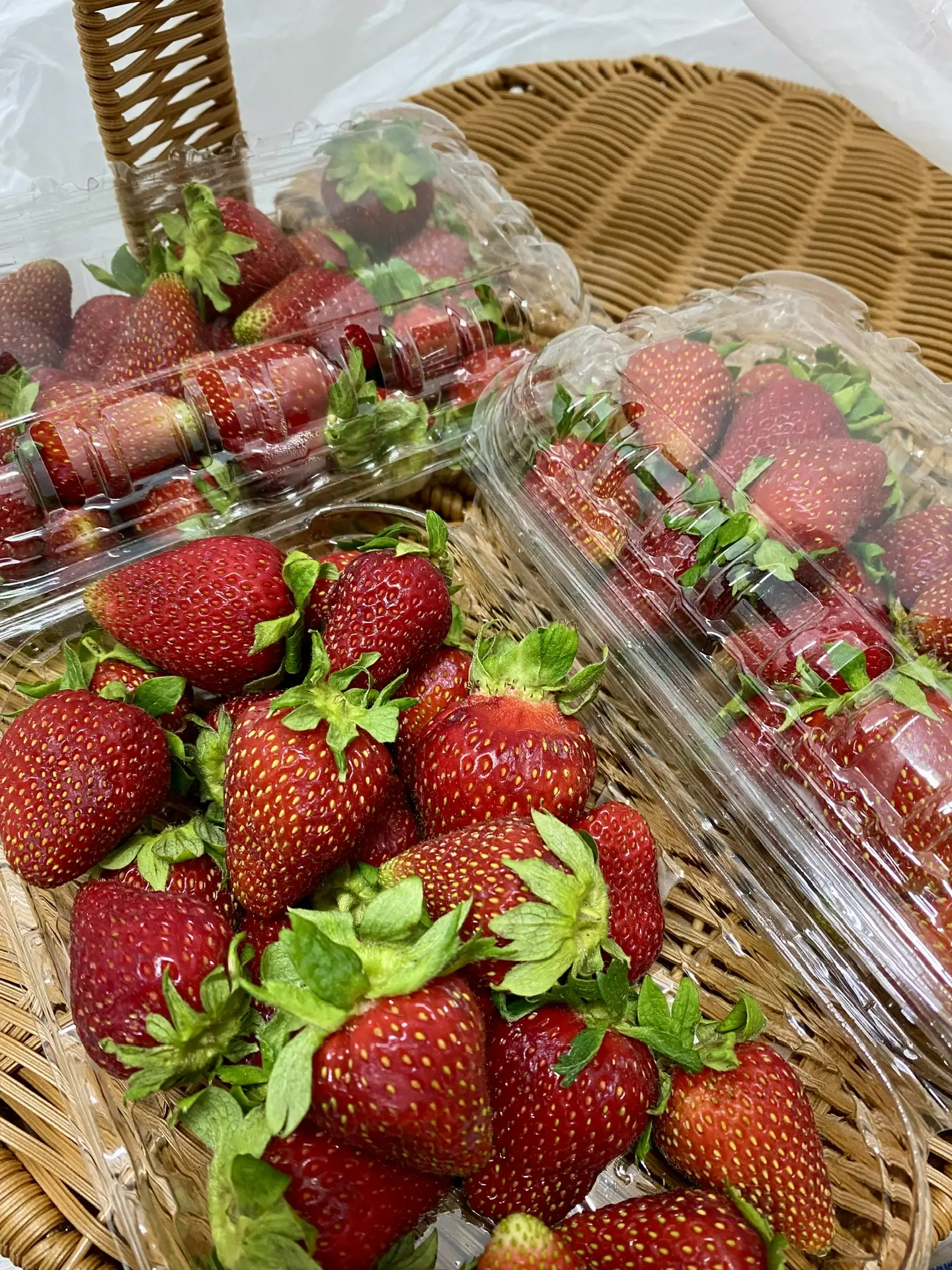 🍓 ГОРЯЧЕЕ ПРЕДЛОЖЕНИЕ!
Снизили цены на свежие ягоды!

Только сейчас:
	●	0,3 кг отборных ягод 1 сорт