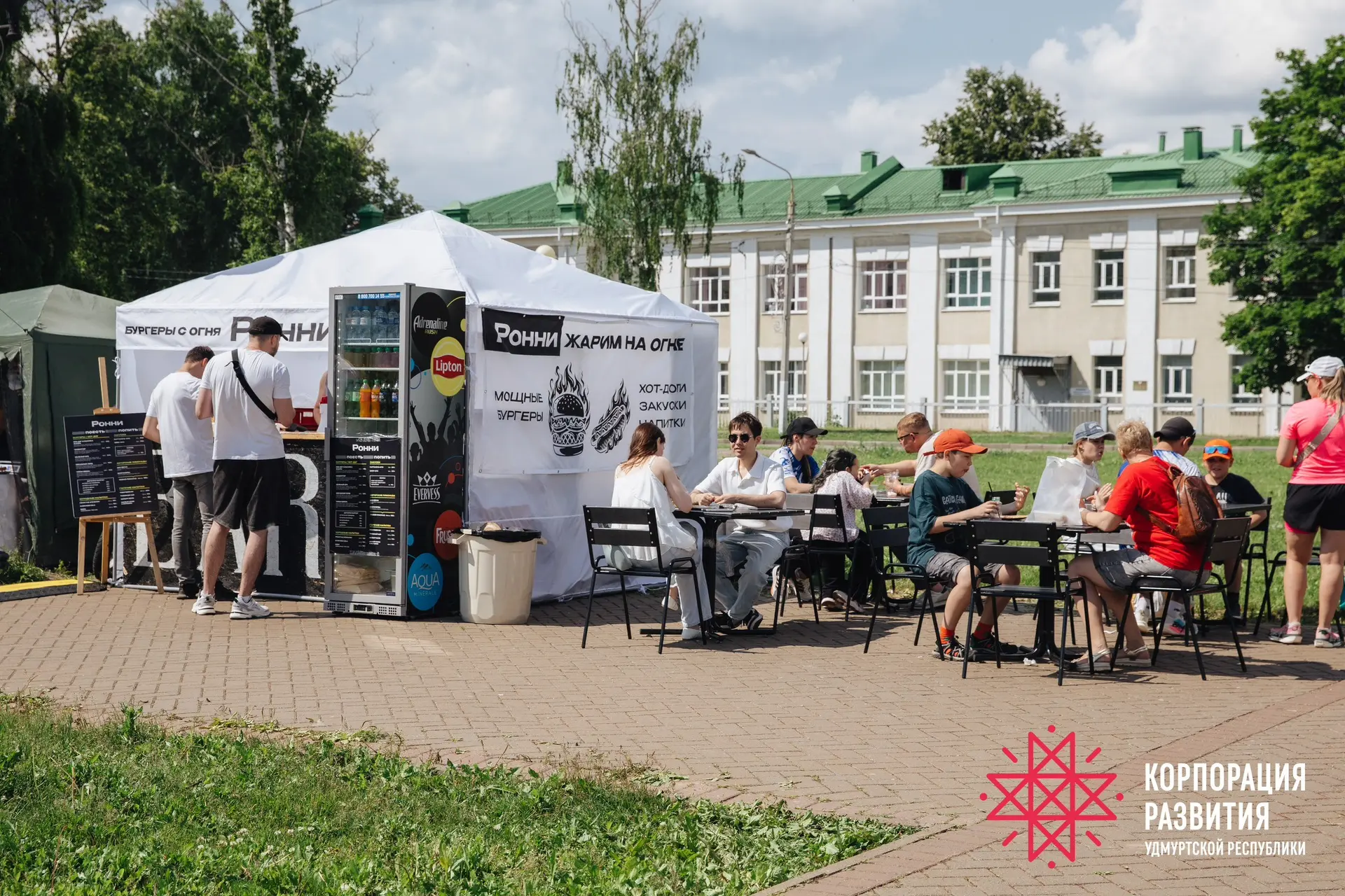 Стартуем последний день фестиваля «Вкусно здесь!» 
 
5️⃣0️⃣0️⃣0️⃣ человек уже побывали на празднике 