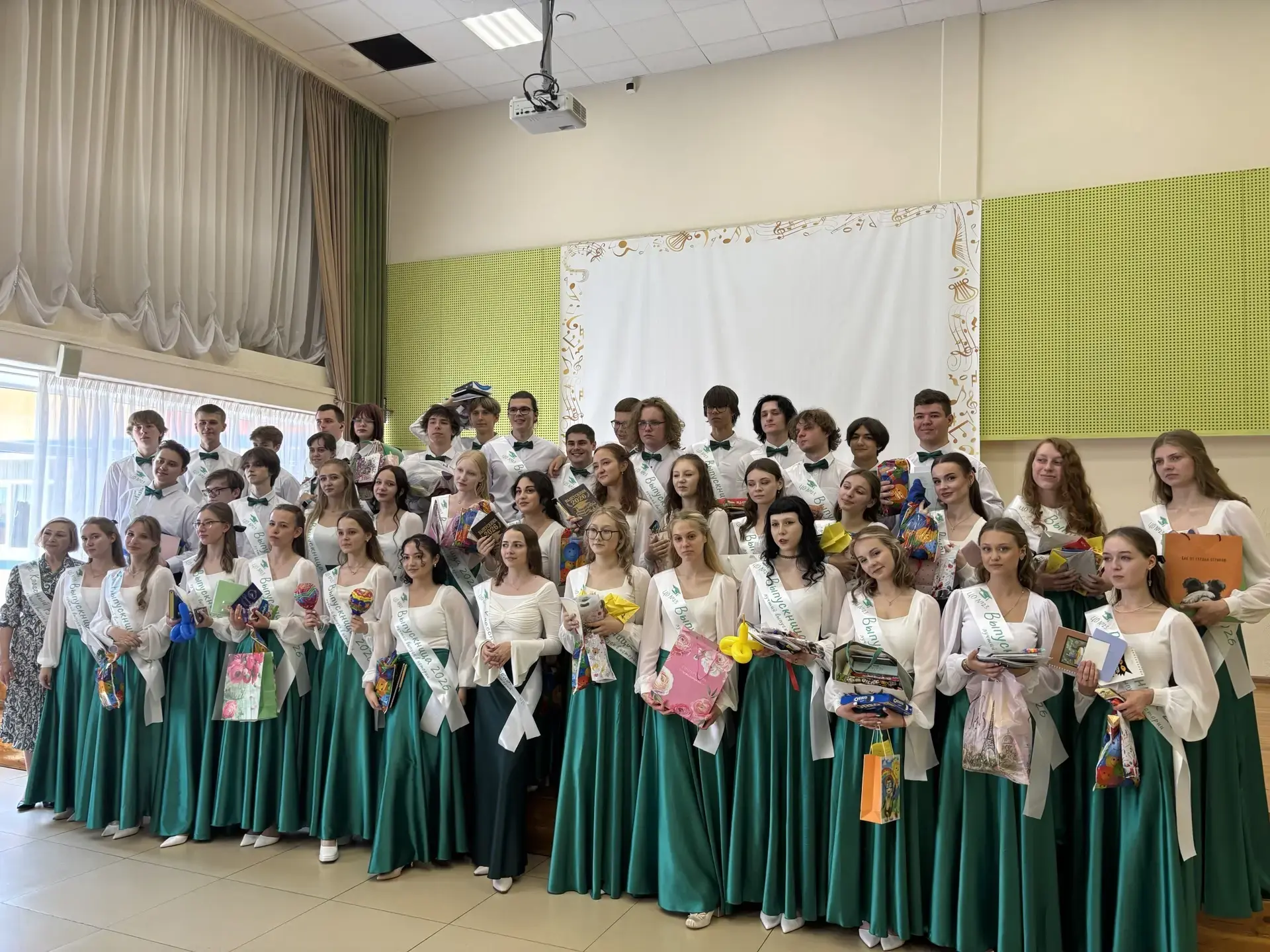 «День, который запомнится навсегда»
Улыбки, слёзы счастья и вальс, полный надежд, — школа с любовью 