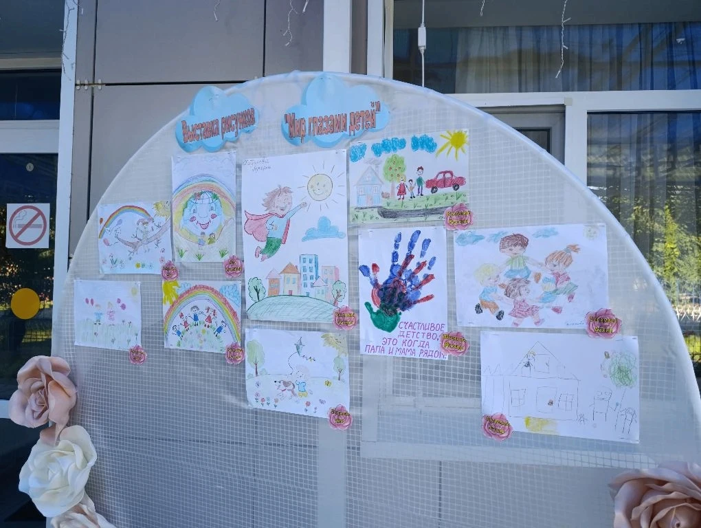 К Дню защиты детей в детском саду "Умка" открылась выставка рисунков «Мир глазами детей»☀️🌸🌺🌼⭐🍬
