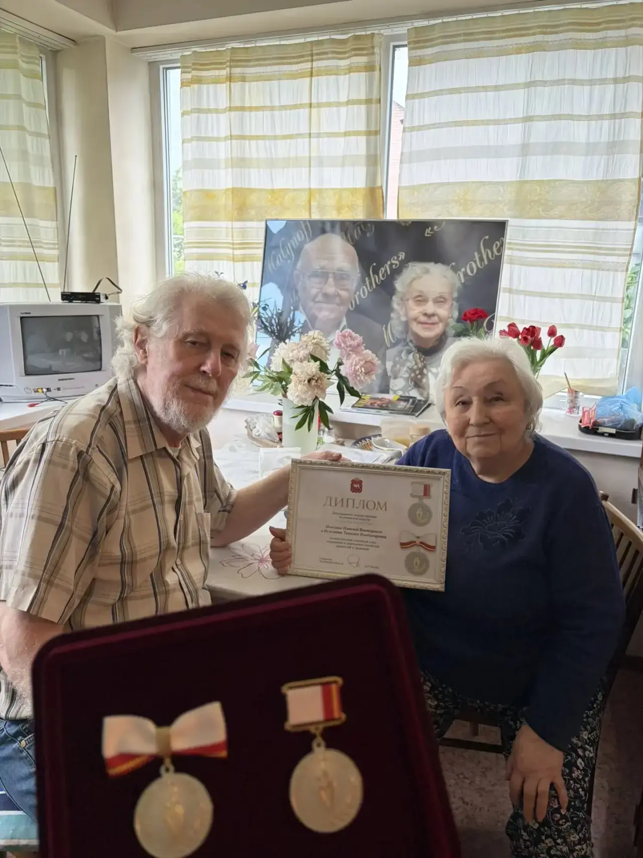На выходных поздравляла родителей, у них праздник 🥂- 50 лет в браке ☺️

Мама со сломанной ногой (не