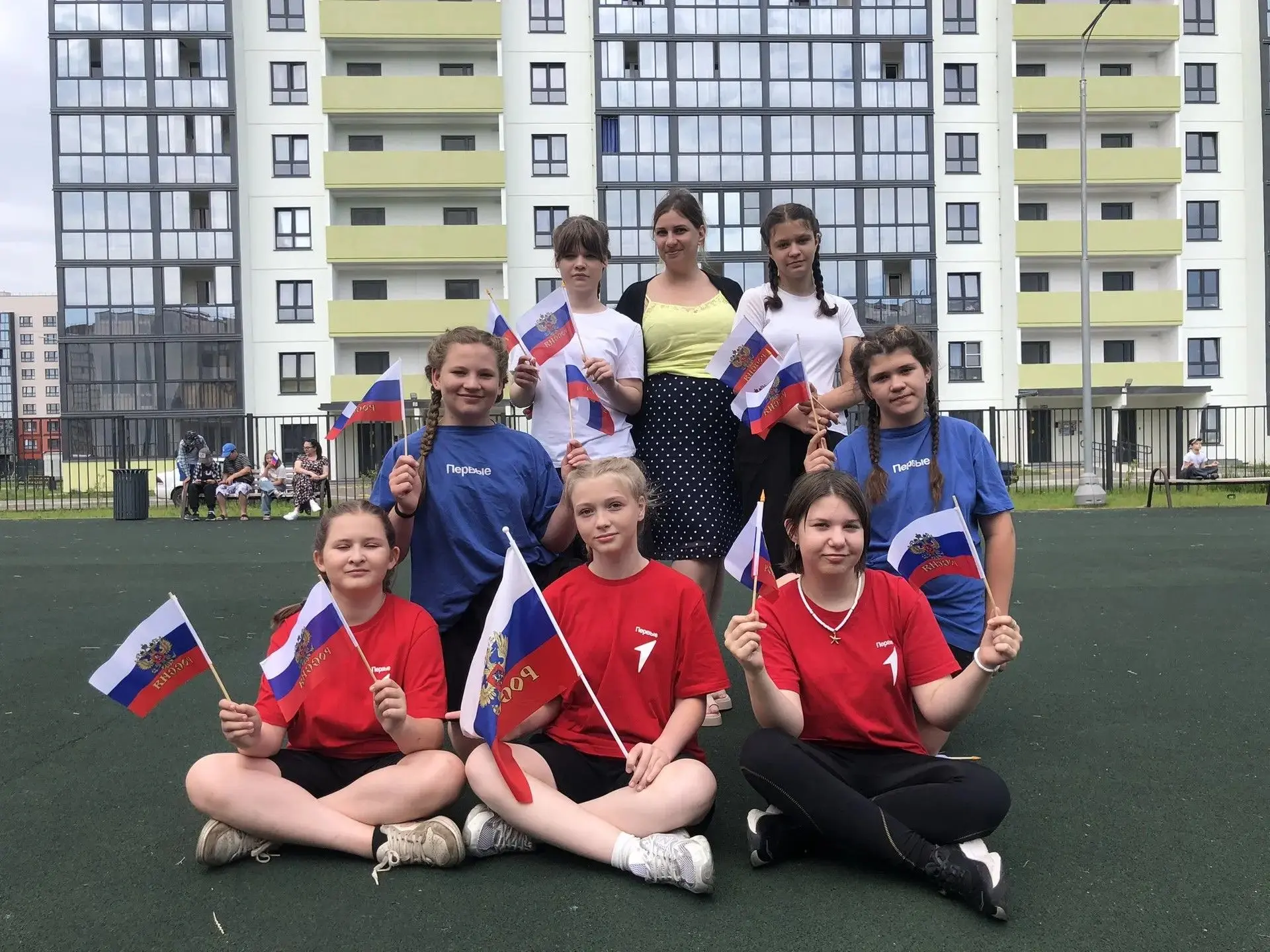 Накануне Дня России ребята из пришкольного лагеря «Юный Новгородец» приняли участие в патриотическом