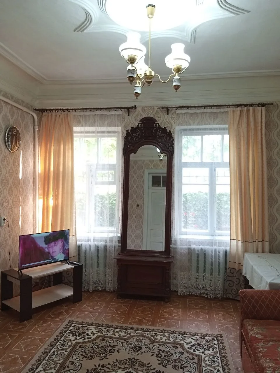 #ЕВПАТОРИЯ

Сдаю свой 3х комнатный  дом в центре, с высокими потолками на летний  сезон. Удобно разм