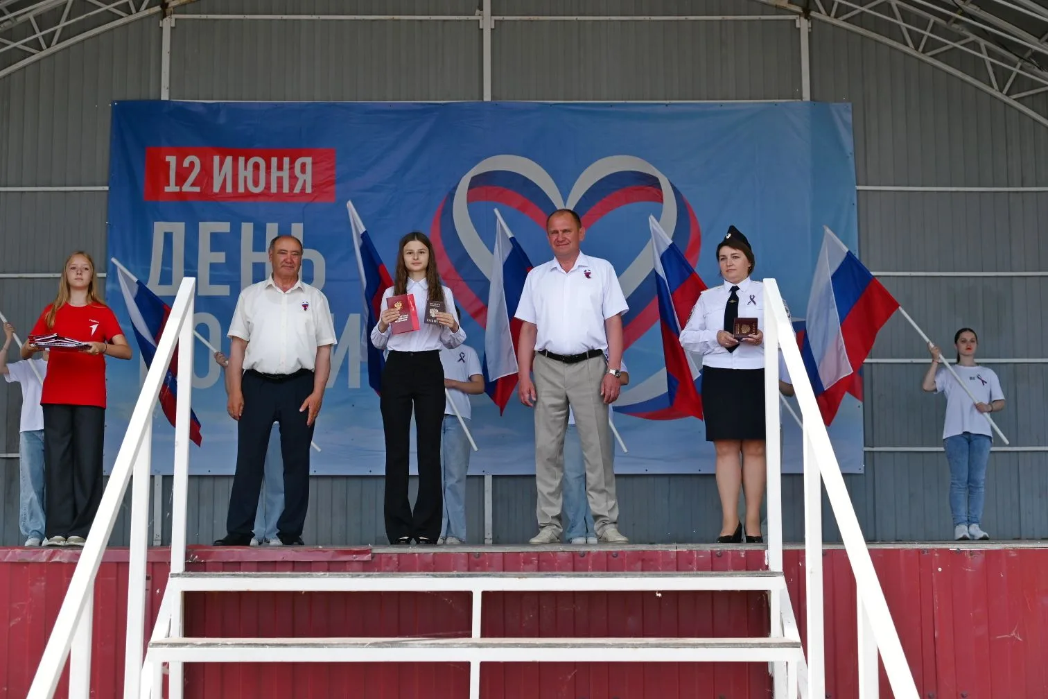 🇷🇺 В Карасуке прошел праздничный концерт, посвященный Дню России.

✨ Жители округа собрались в Цен