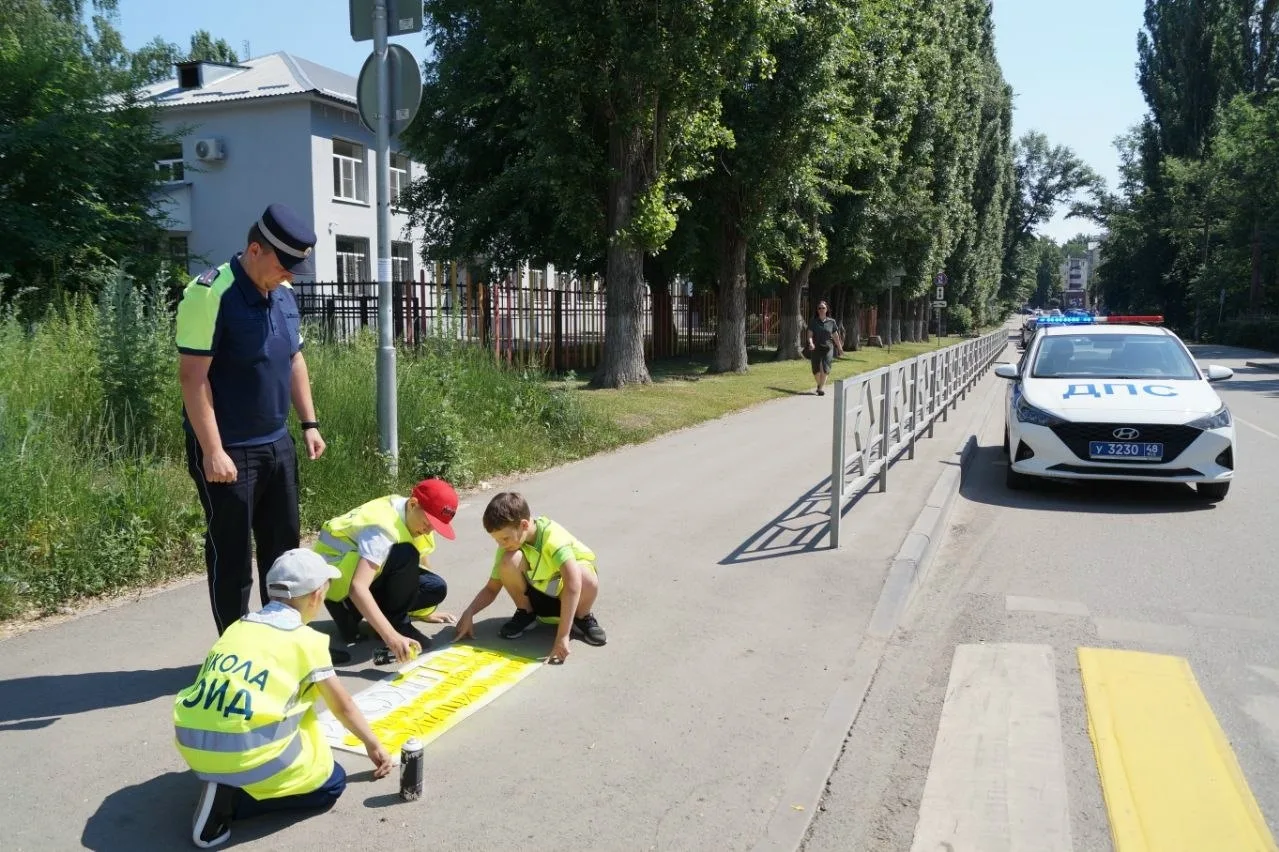 У липецкой школы появились светящиеся подсказки для пешеходов

Школьники вместе с сотрудниками Госав