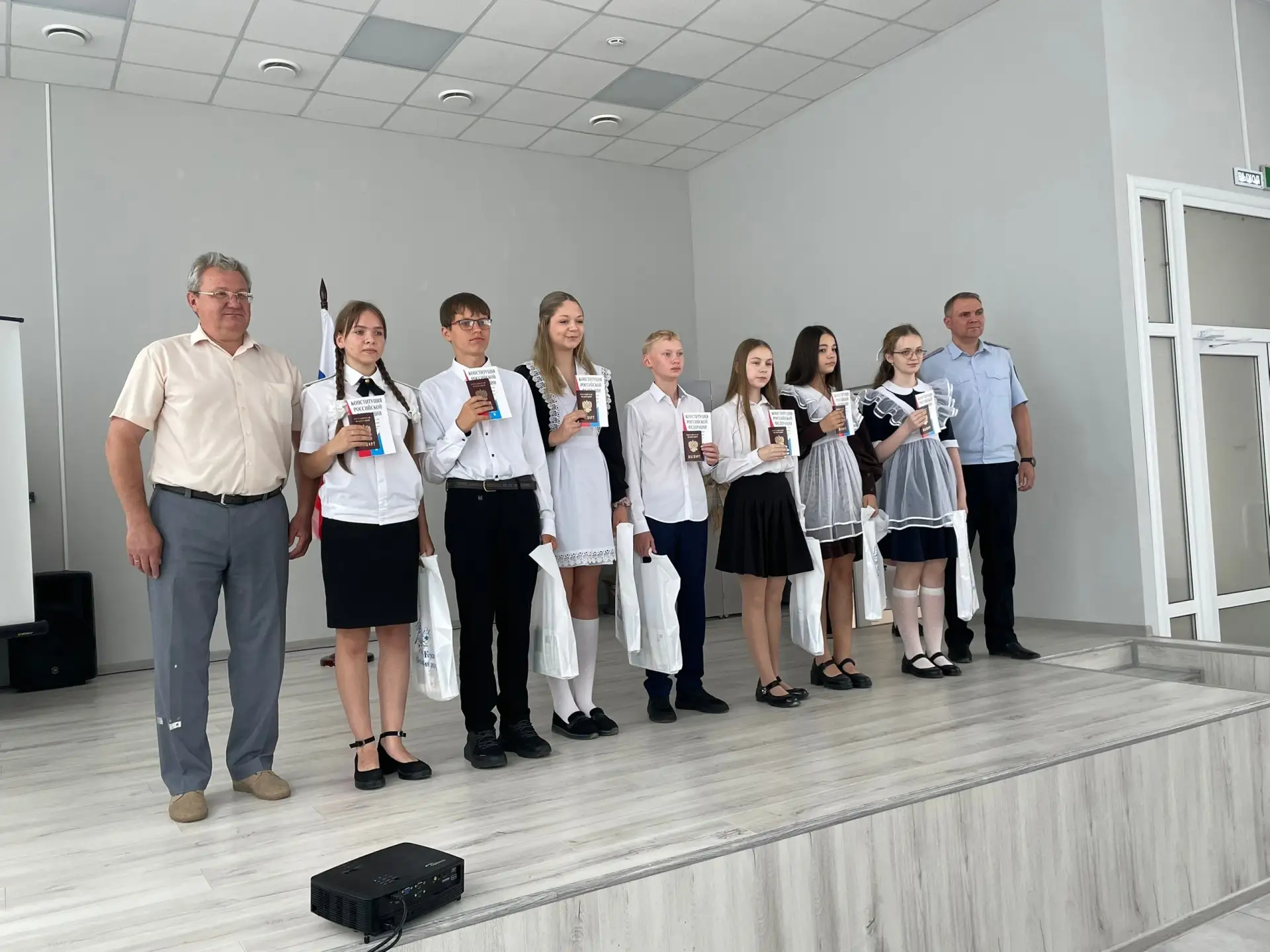 🇷🇺Администрация Сеймского округа в преддверии Дня России провела в актовом зале школы № 33 торжест