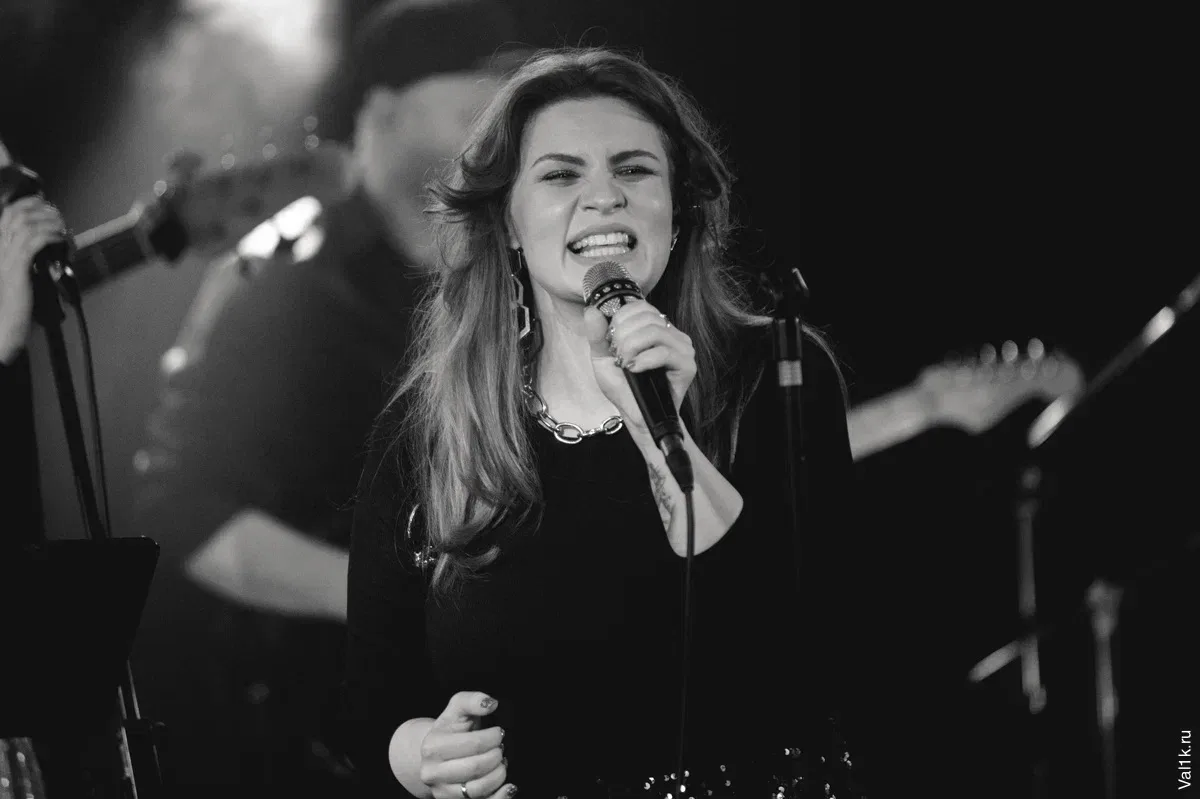 Акустическая сцена на фестивале «Солома»

🎶Главной особенностью проекта является живое исполнение. 