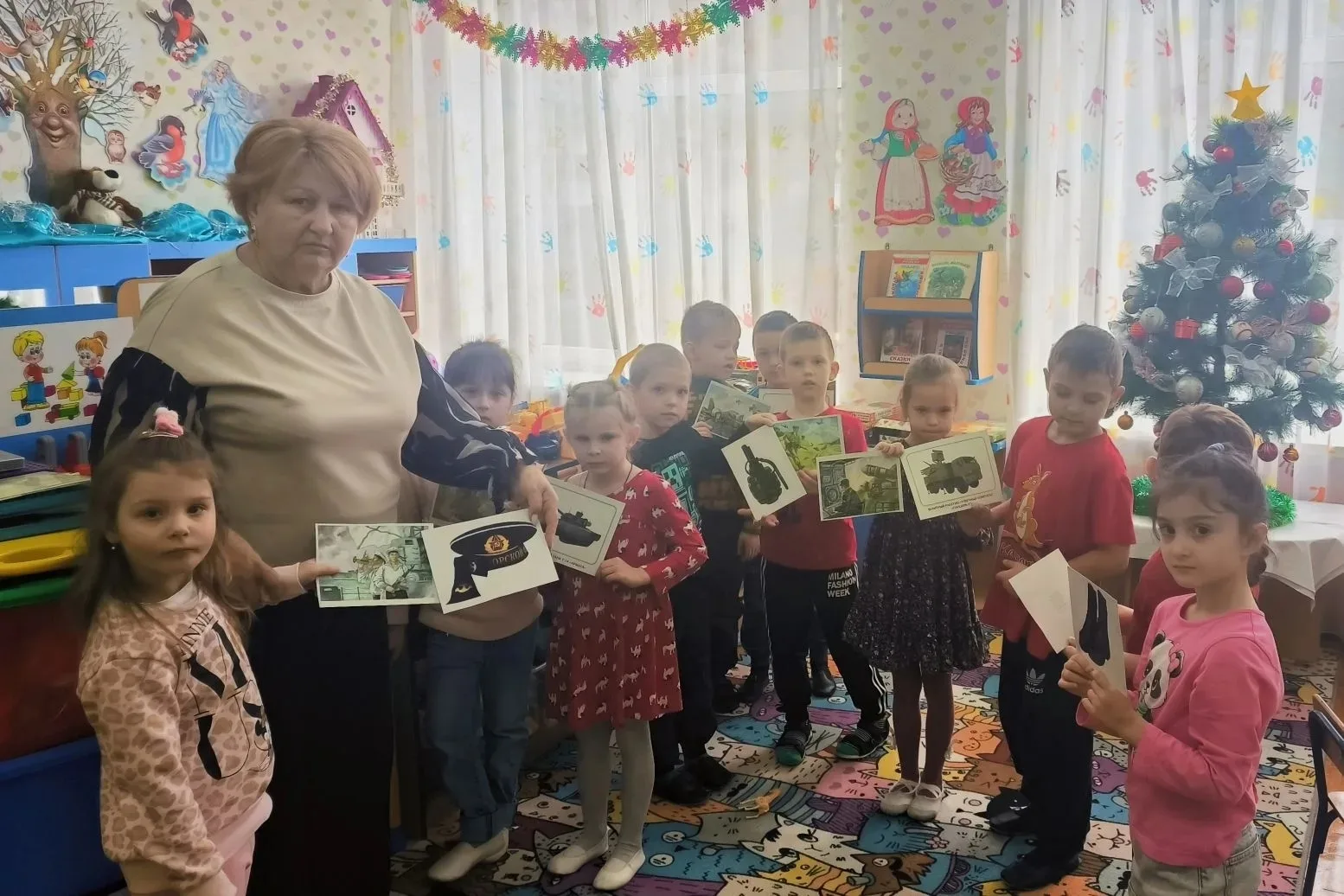 Группа "Умники и умницы"
1 Занятие"защитники Родины"
2 Игра"найди нужный предмет для бойца"
#ДеньГер