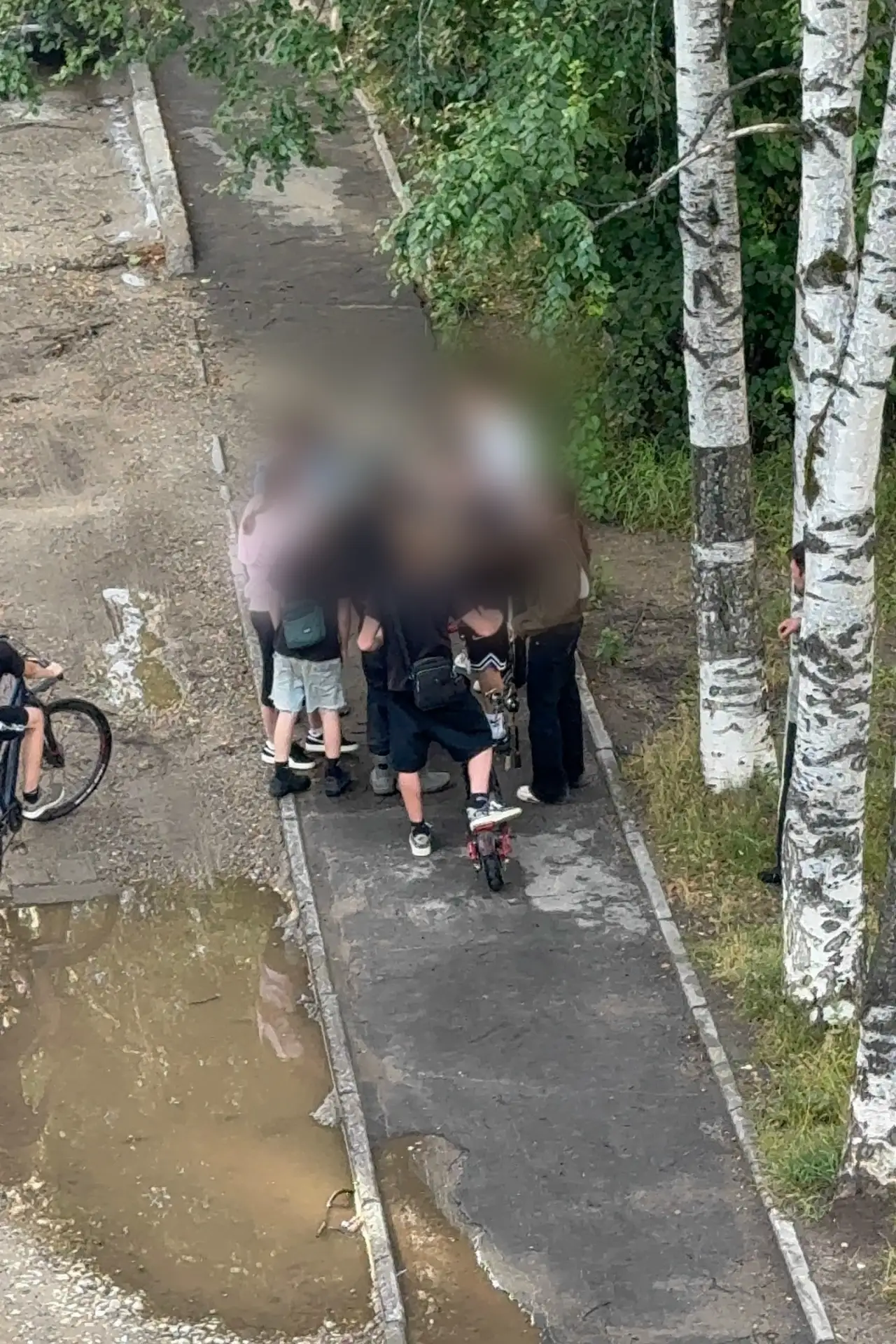 «Матерились, снимали на телефон и ударили мужчину»: в Сыктывкаре пожаловались на компанию подростков