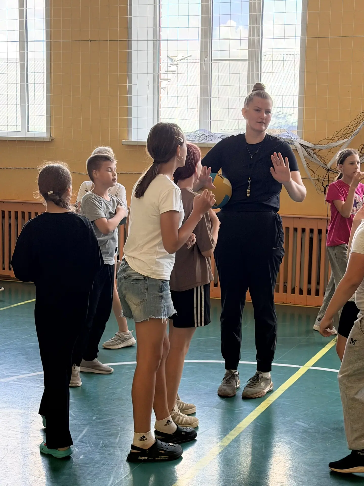 Каникулы каникулами, а любимый урок физкультуры никто не отменял! 🏃‍♂️🏀

Ребята из школьного лагер