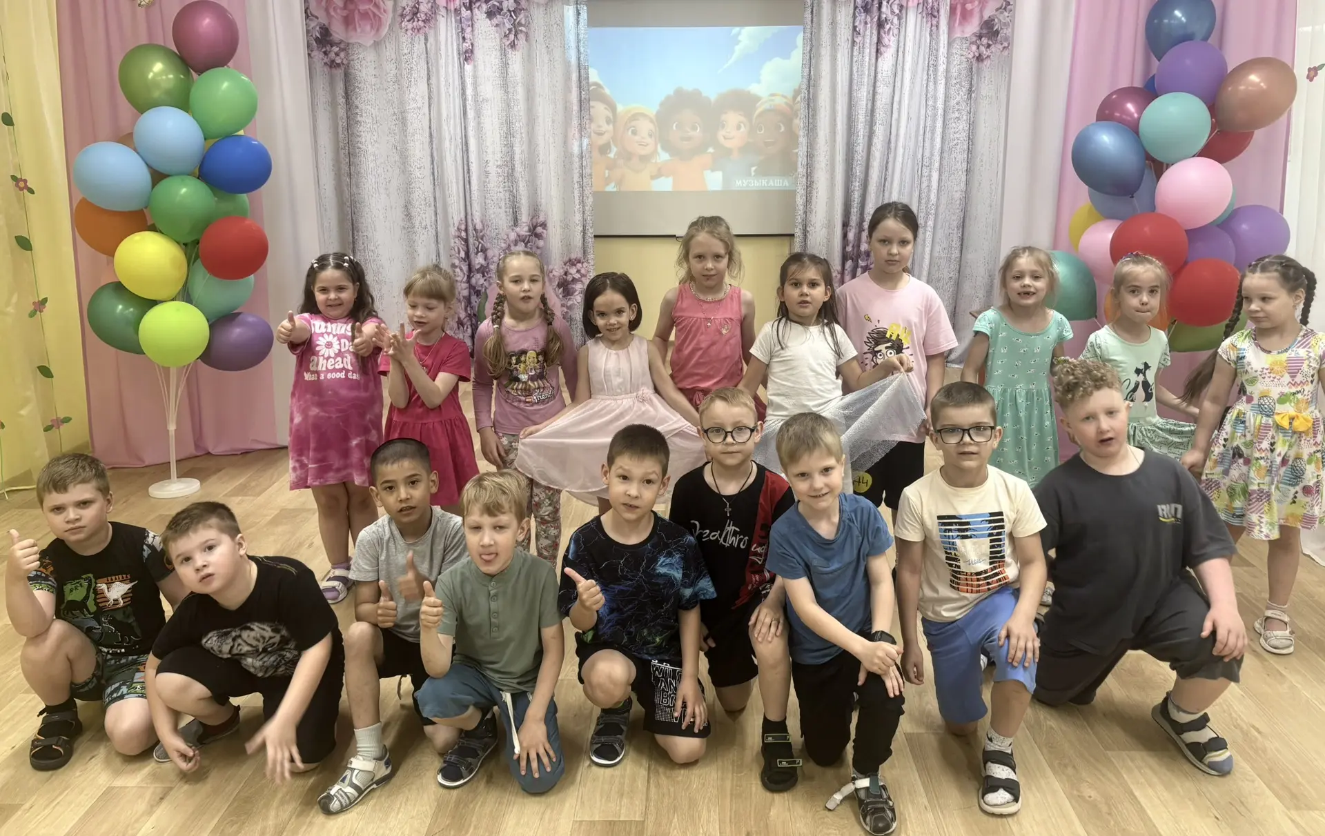 1 июня 🎉 — лето наступило, ☀️ 
Детям 👧 всей планеты 🪐 праздник подарило. 😁
Пусть всегда здоровы 