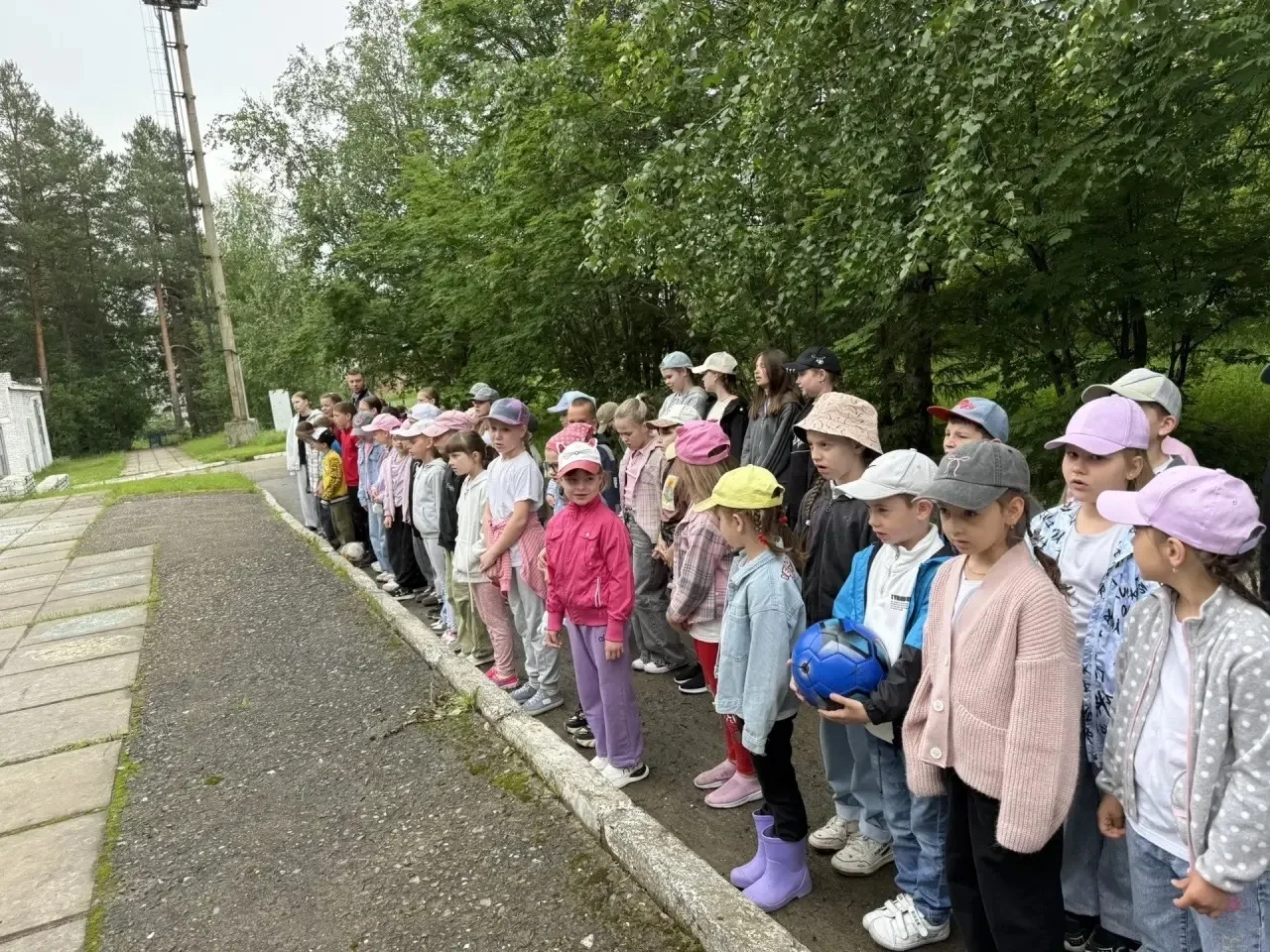 📣Утро понедельника 15.06.2026 в нашем лагере традиционно началось с важного ритуала. 

🇷🇺Утро нач