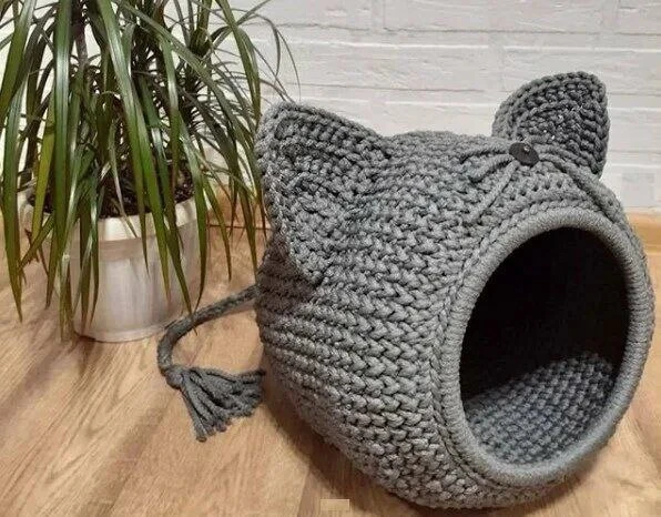Лежанки для животных крючком 🐈‍⬛

В сети можно найти много разных мастер классов по изготовлению та