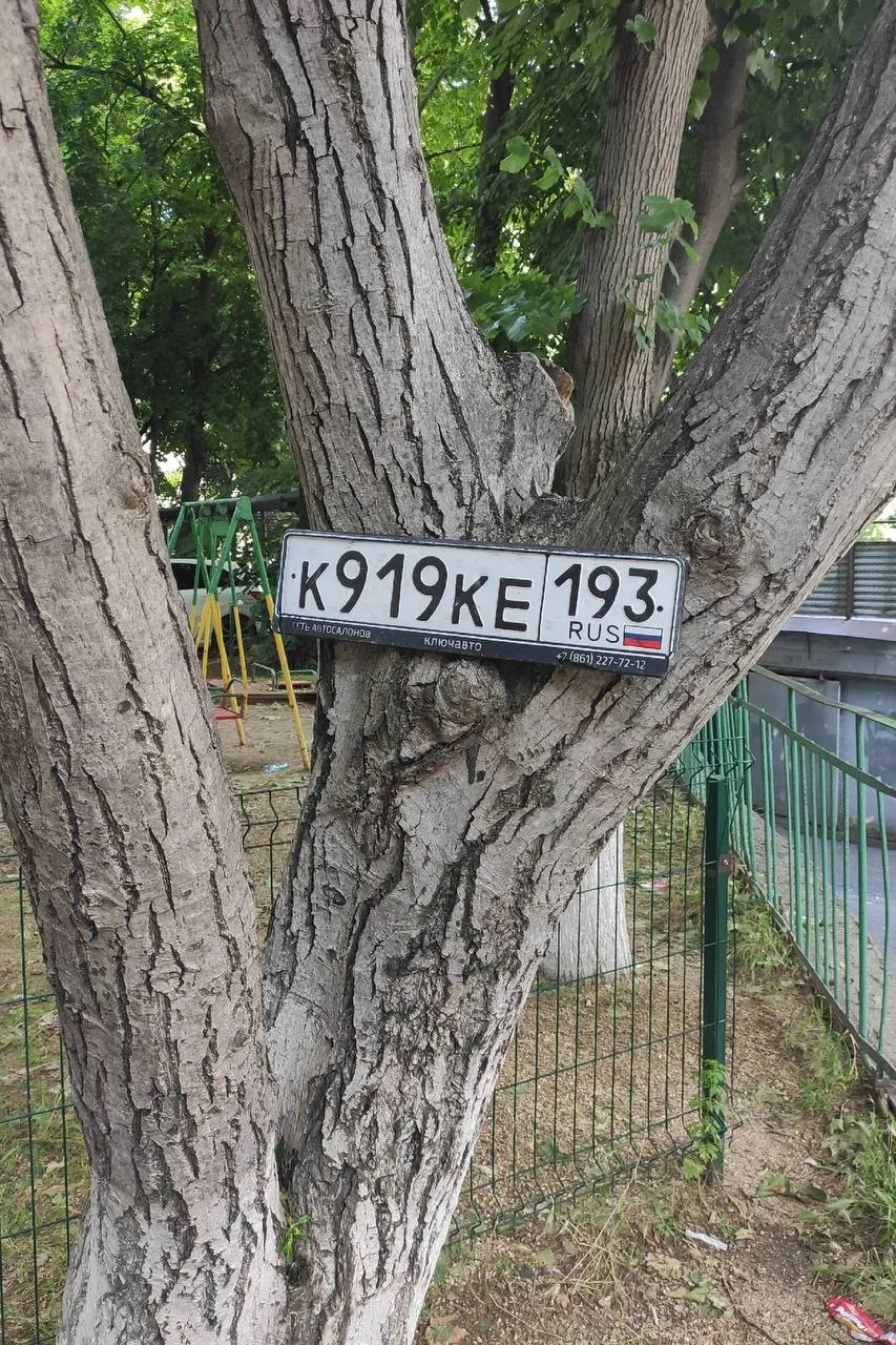 🔎 #потериинаходки 

Может кто знает автовладельца и подскажет ему. Авто вроде черный «Фольксваген».