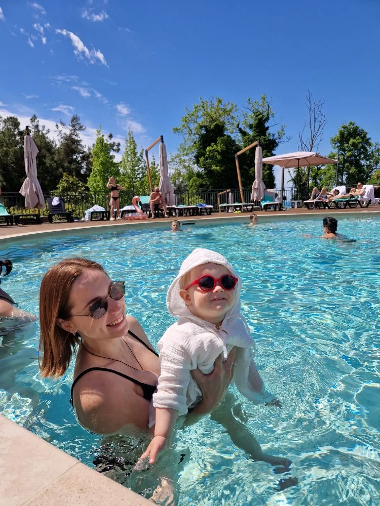 Солнце. Вода. Смех. Всё, что нужно для идеального дня ☀️💦
Иногда счастье — это просто быть рядом с 