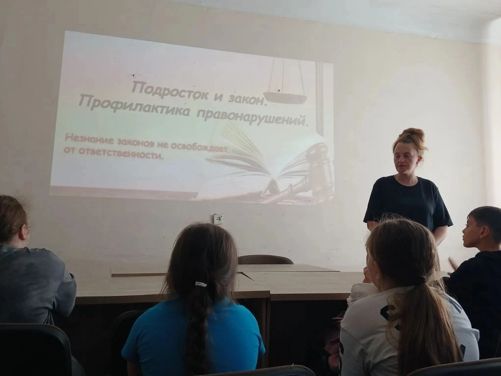 В МАУ "СДК пос. Ахтарского" прошла информационно-просветительская беседа "Подросток и закон".
Данная