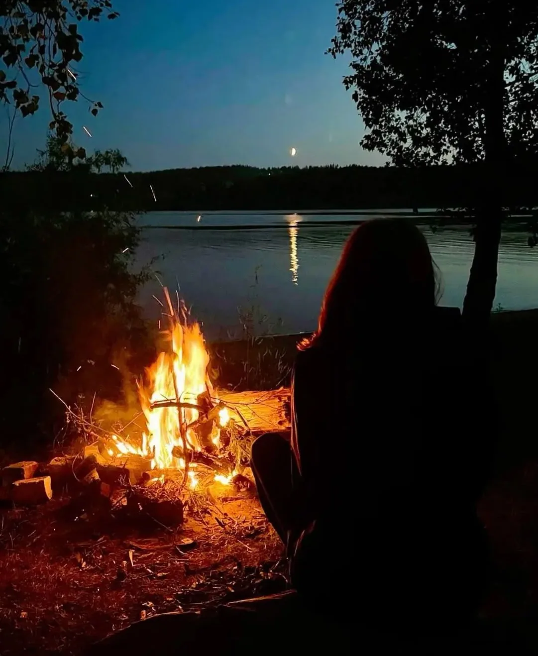 У  огня

У огня нам тепло и спокойно,
У огня говорим по душам.
Треск поленьев из детства знакомый,
Т