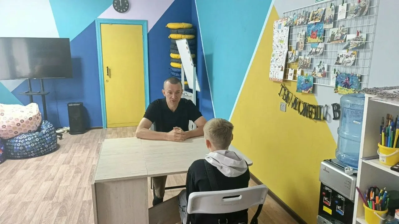 Когда отцовская рука становится опорой 

Мальчишке иногда недостаточно строгости. Ему не хватает при