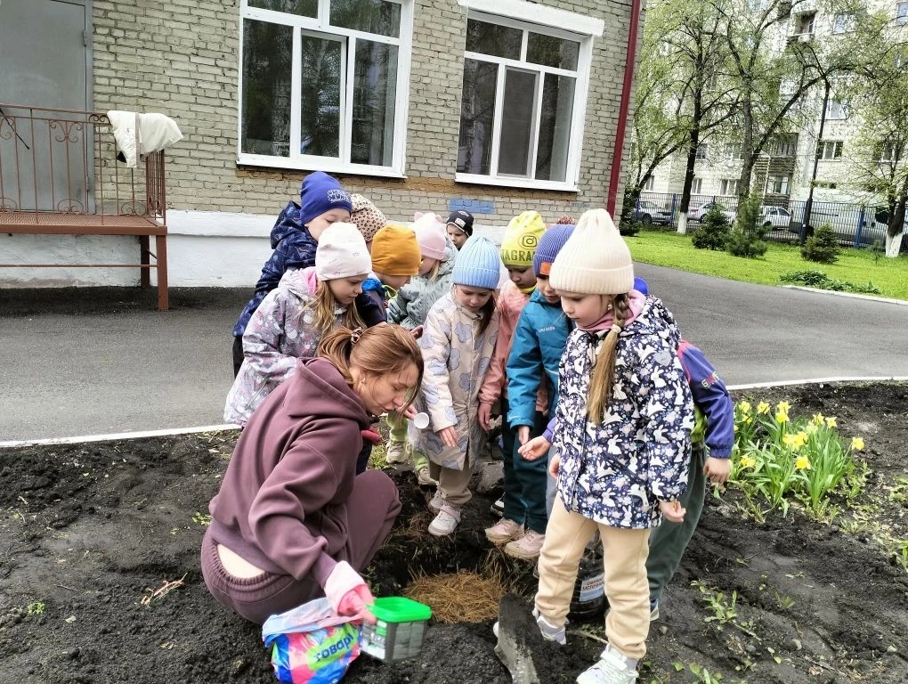🌼✨ Аллея выпускников продолжает свой путь! В этом году наша группа "Светлячки" с радостью приняла э