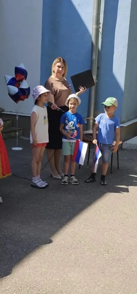 Маленькие сердца, большая любовь к России ❤️
Посмотрите на эти счастливые глаза! Именно так выглядит