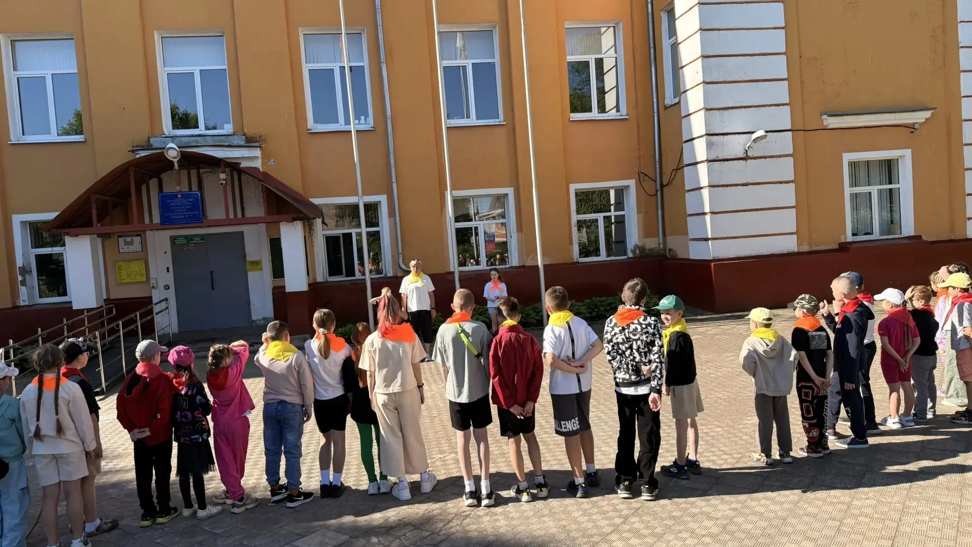 🏕 Вот уже второе лето подряд во втором корпусе нашей школы работает увлекательная тематическая кани