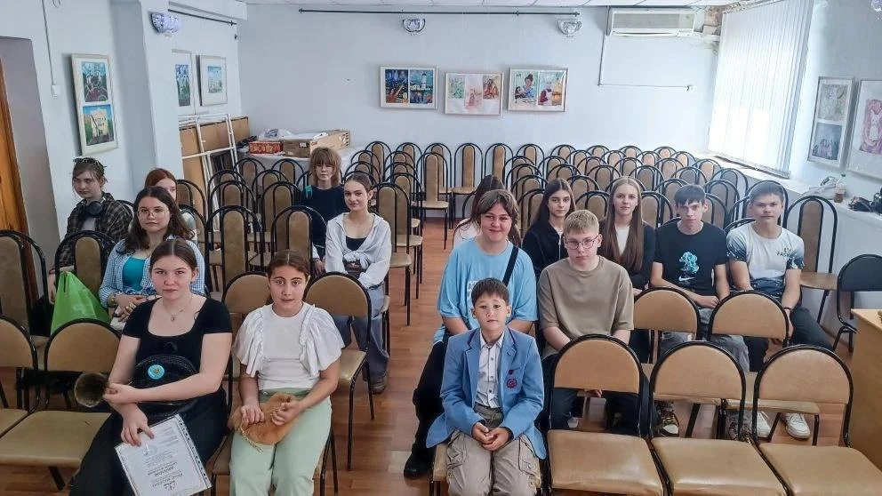 В концертно-выставочном зале нашей школы состоялась традиционная встреча с выпускниками на тему "Мы 