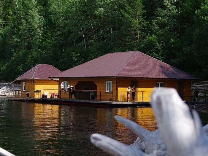 🏔 Плавбаза «Посейдон»: отдых на Саяно-Шушенском водохранилище

Представьте: вы просыпаетесь под пле