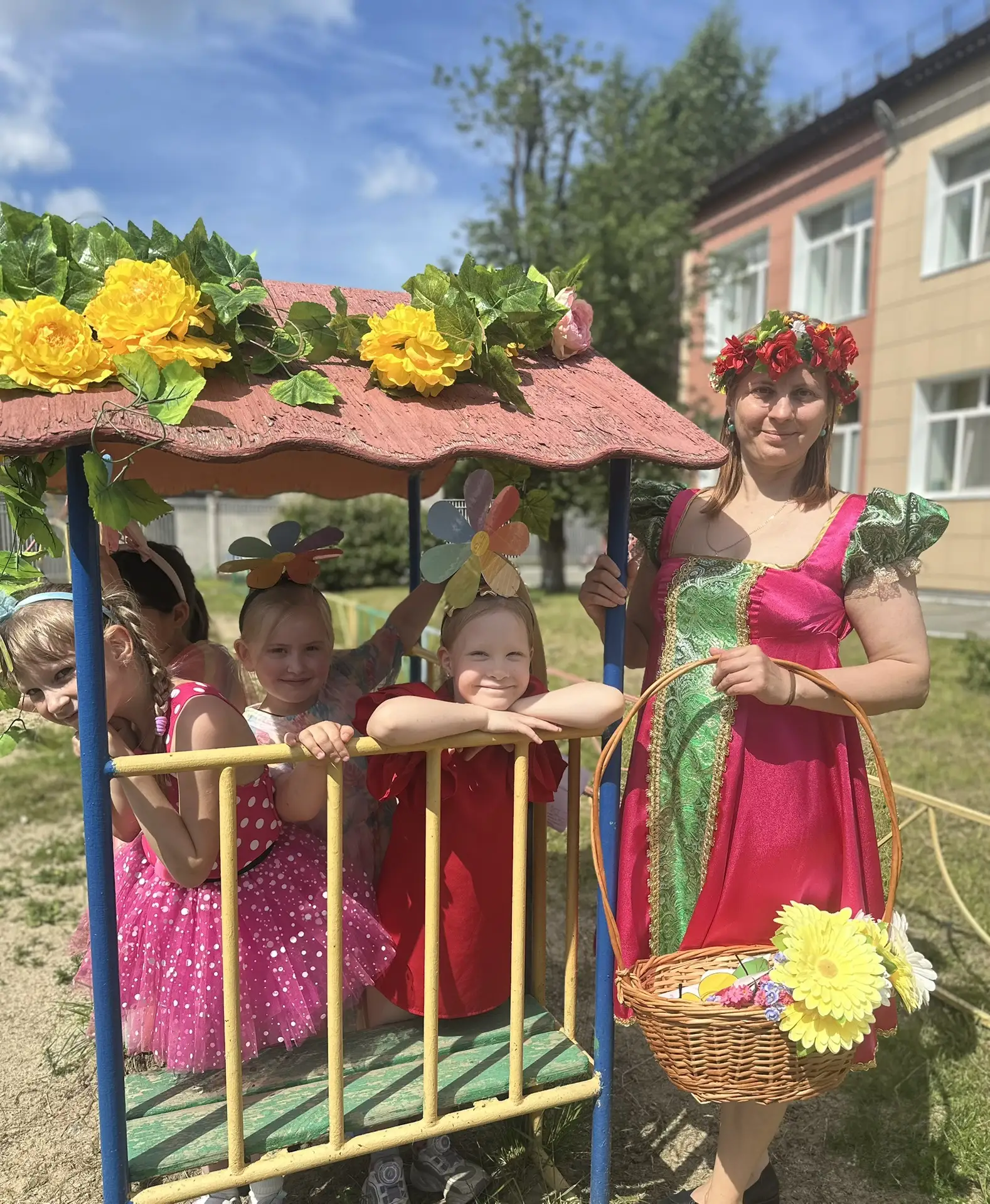 В мире цветов так тепло и прохладно ,
Целый букет аромат и звуков …
Каждый цветок - он по-своему нар