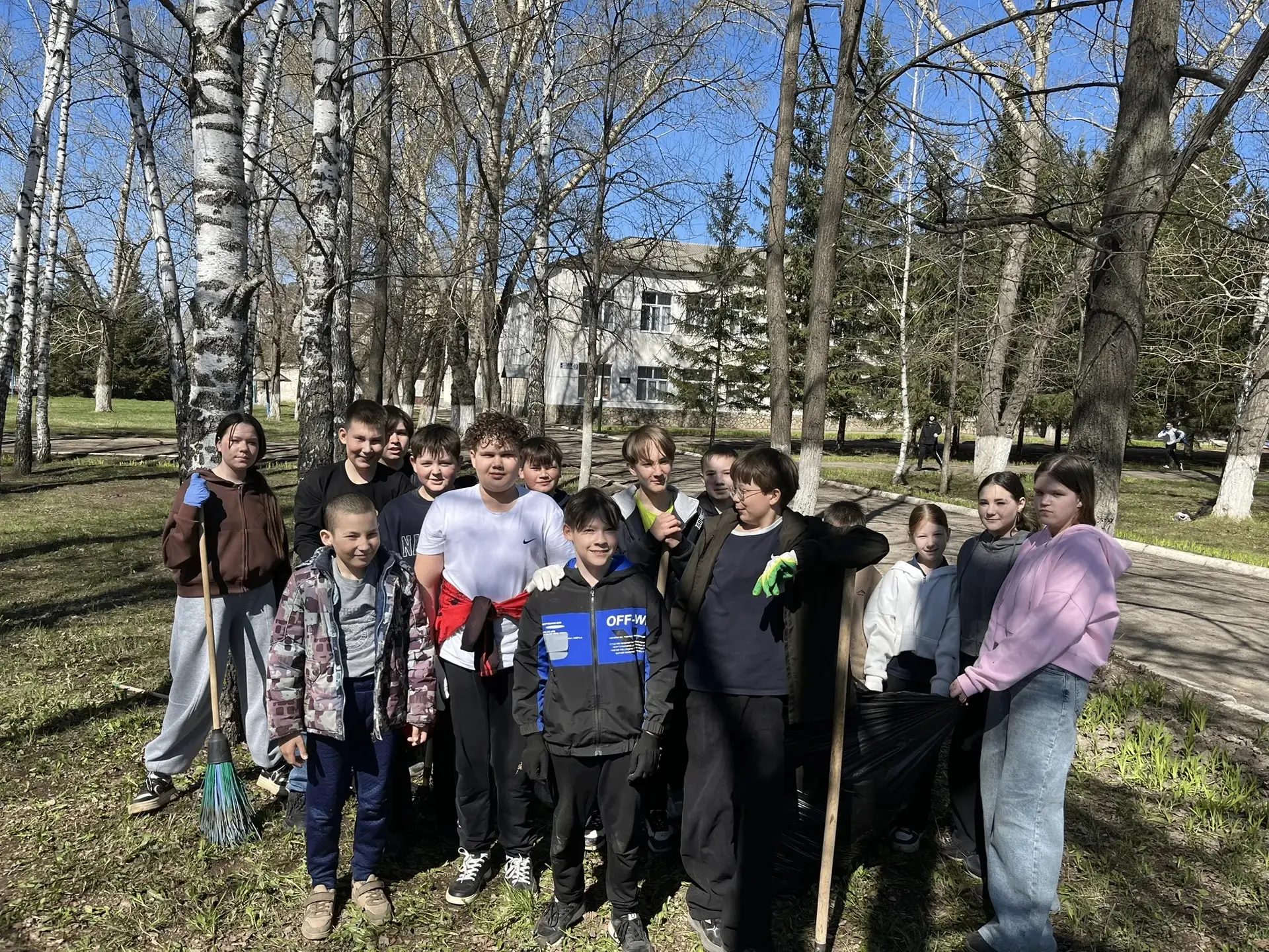 🍂🧹Мы на субботник вышли смело,
За родной край — за дело смело!
Листья, банки, ветки, грязь —
Всё у