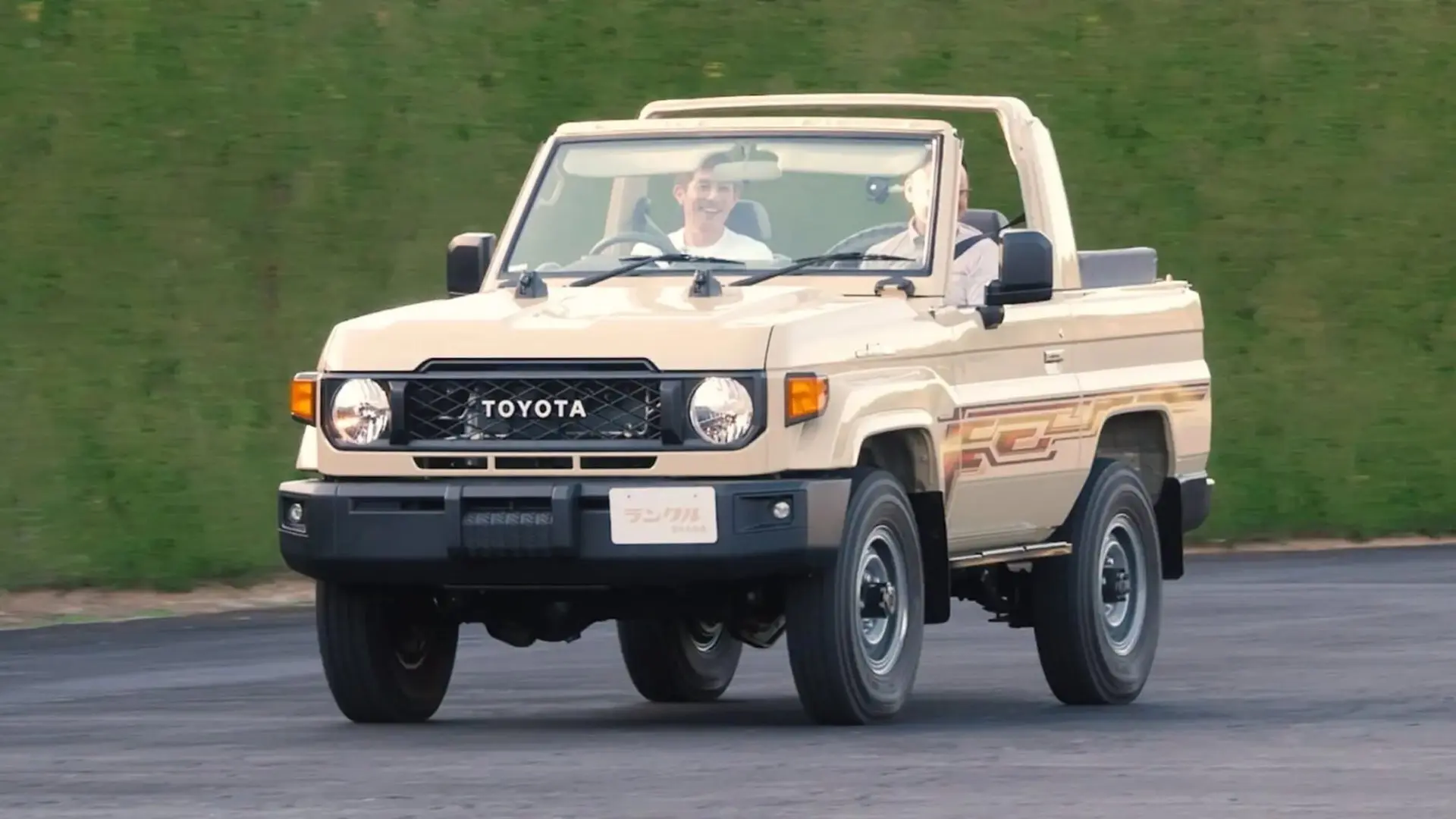 Toyota показала Land Cruiser 70 с откидным лобовым стеклом

Toyota представила трёхдверную версию La