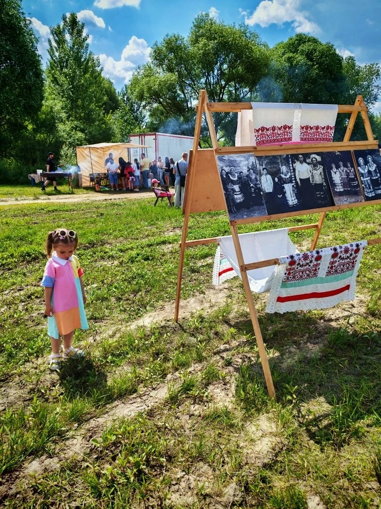 "Проводы русалки", праздник окончания русальной недели в с. Сырское.
Москаленко Ярослава
Средняя гру