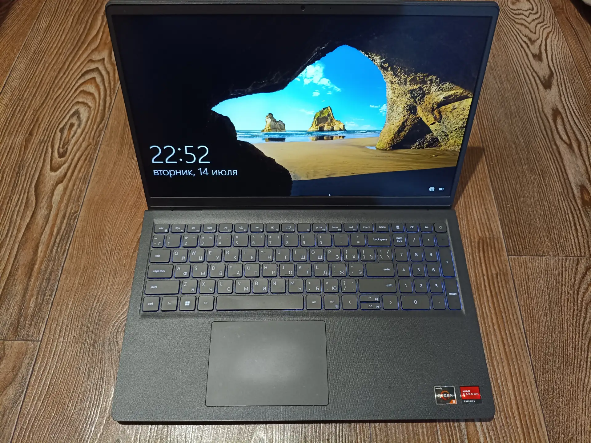 Продам ноутбук DELL VOSTRO. 15.6" Full HD 1920x1080, Ryzen 5 3450U, RAM 8 ГБ DDR4, SSD M2-256 ГБ, Ra