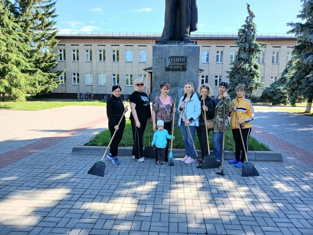6 июня коллектив детского сада «Солнышко» присоединился к субботнику по благоустройству закрепленных