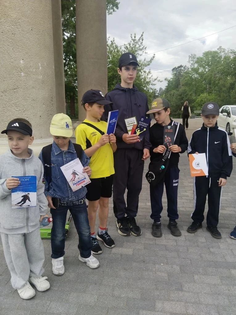 1 июня спортивная школа "Ермак" провела акцию "Дарю тепло" при поддержке Комитета по физической куль