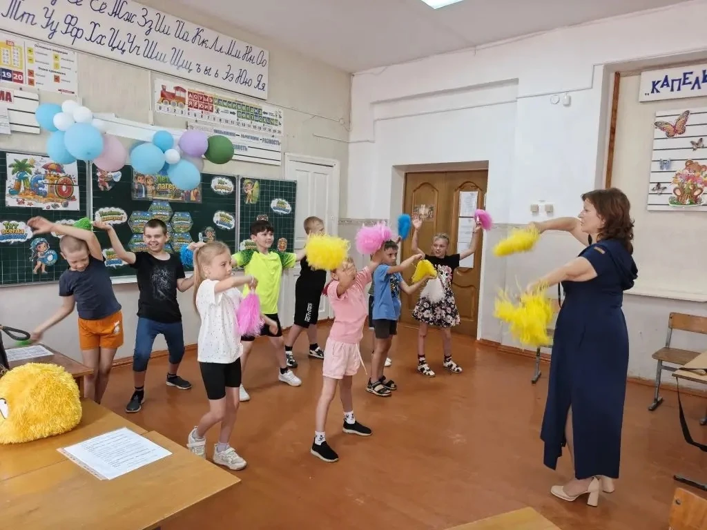 В лагере "Радуга друзей" МБОУ СОШ №18 каждый день – праздник творчества! 🌈✨
Сегодня день в нашем ла