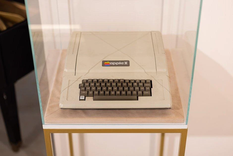 Раритетный Apple II продают на ПМЭФ за 35 млн рублей😳

Этот компьютер в конце 1970-х Стив Джобс лич