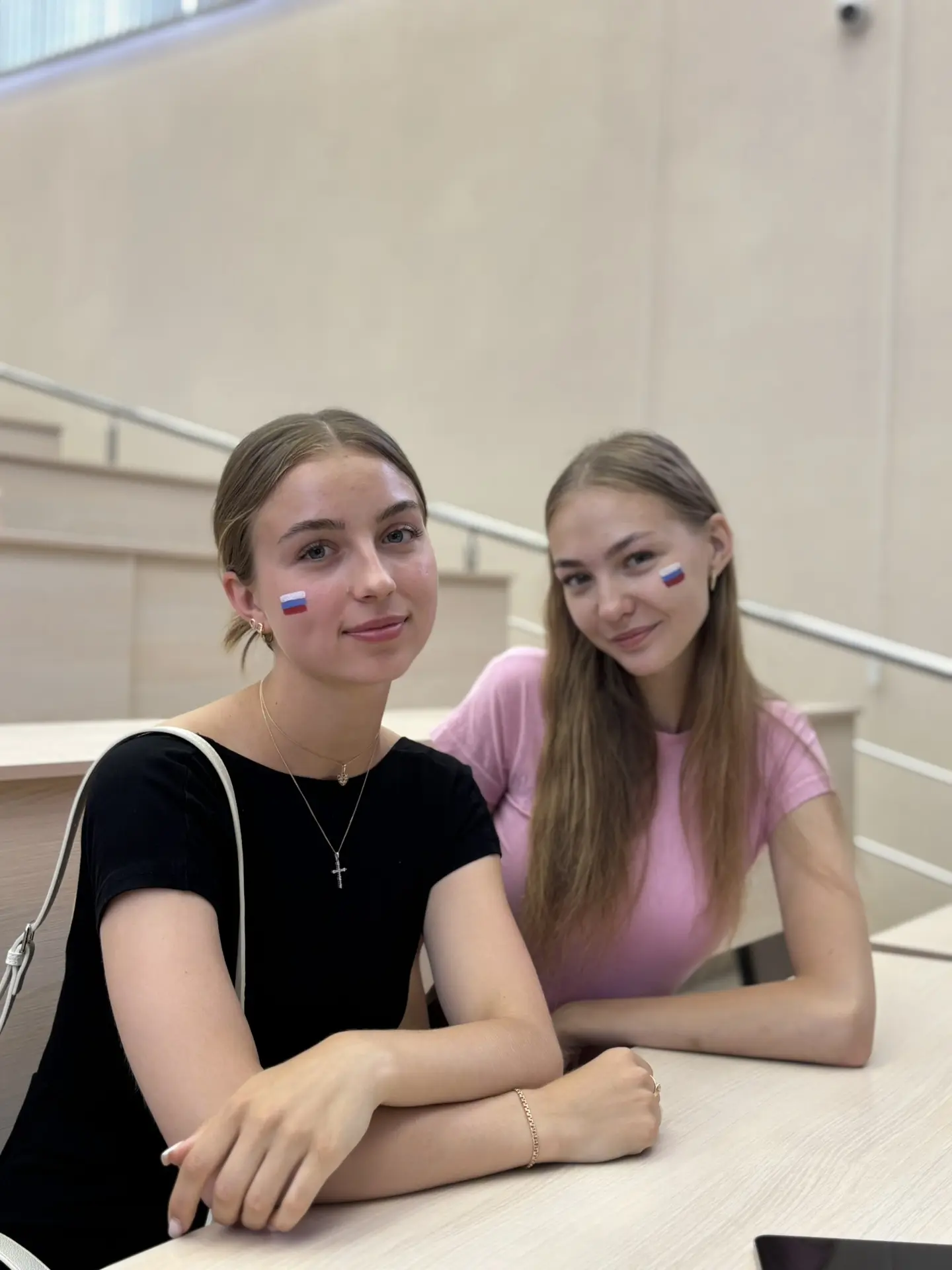 Раскрасили студентов СГУС в цвета главного праздника 🇷🇺🎨

По всей стране проходит Всероссийская а
