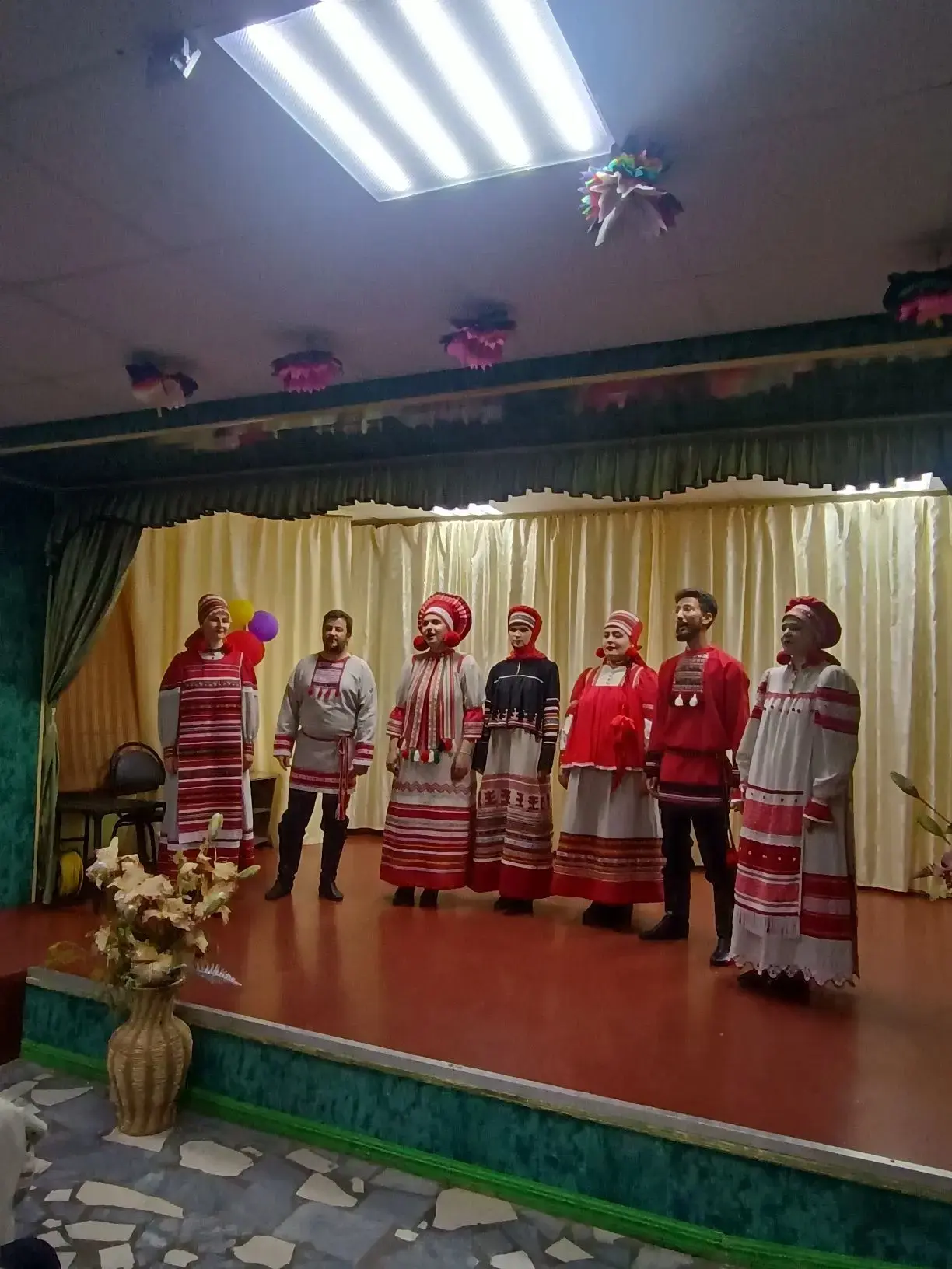Фольклорный ансамбль «Венец» представили праздничный концерт «Я люблю тебя, Россия!», на котором про