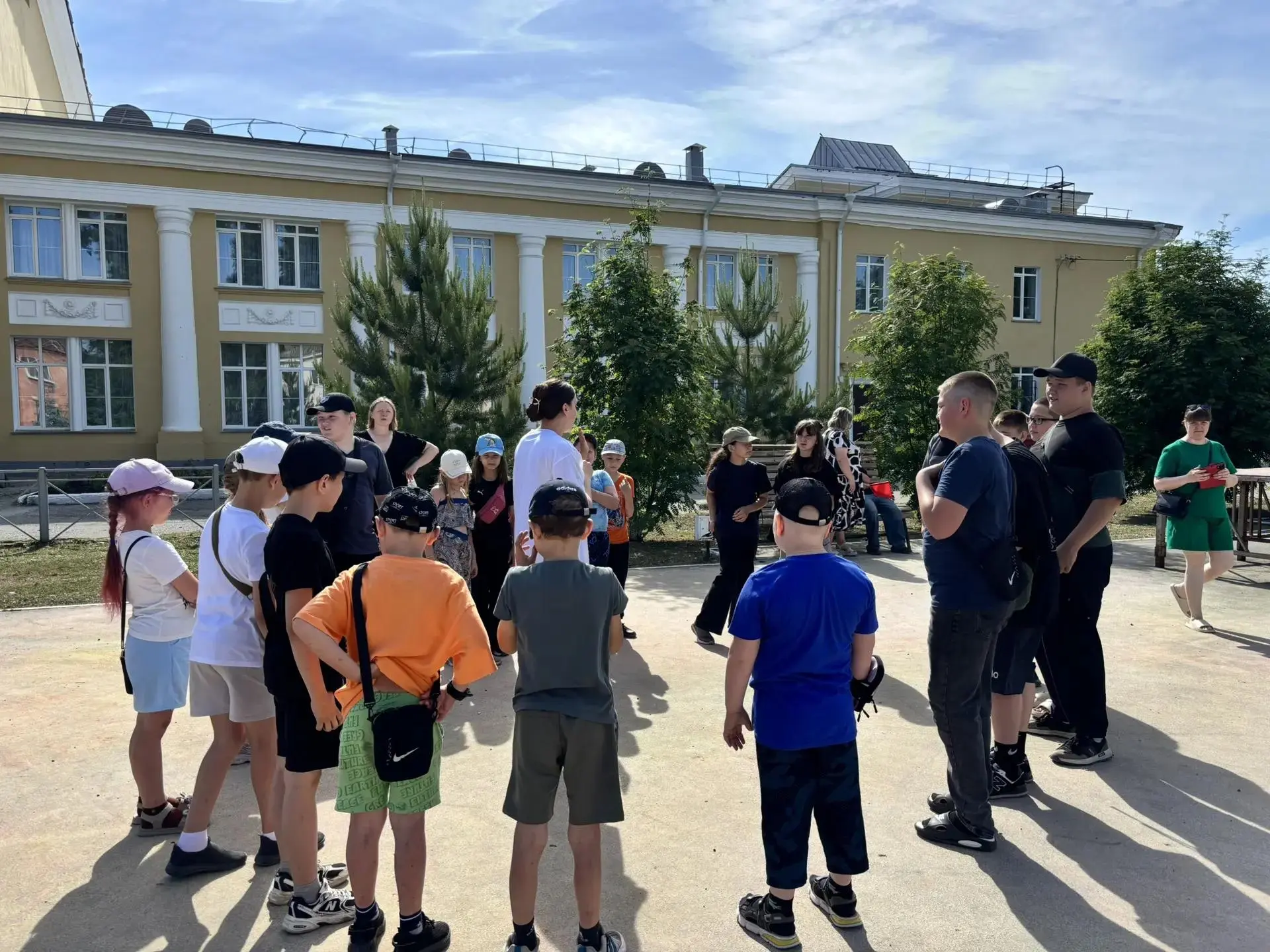 🙌 Путешествие в "Страну дружбы"☀

Лето - время игр и встреч на свежем воздухе. Сегодня на территори