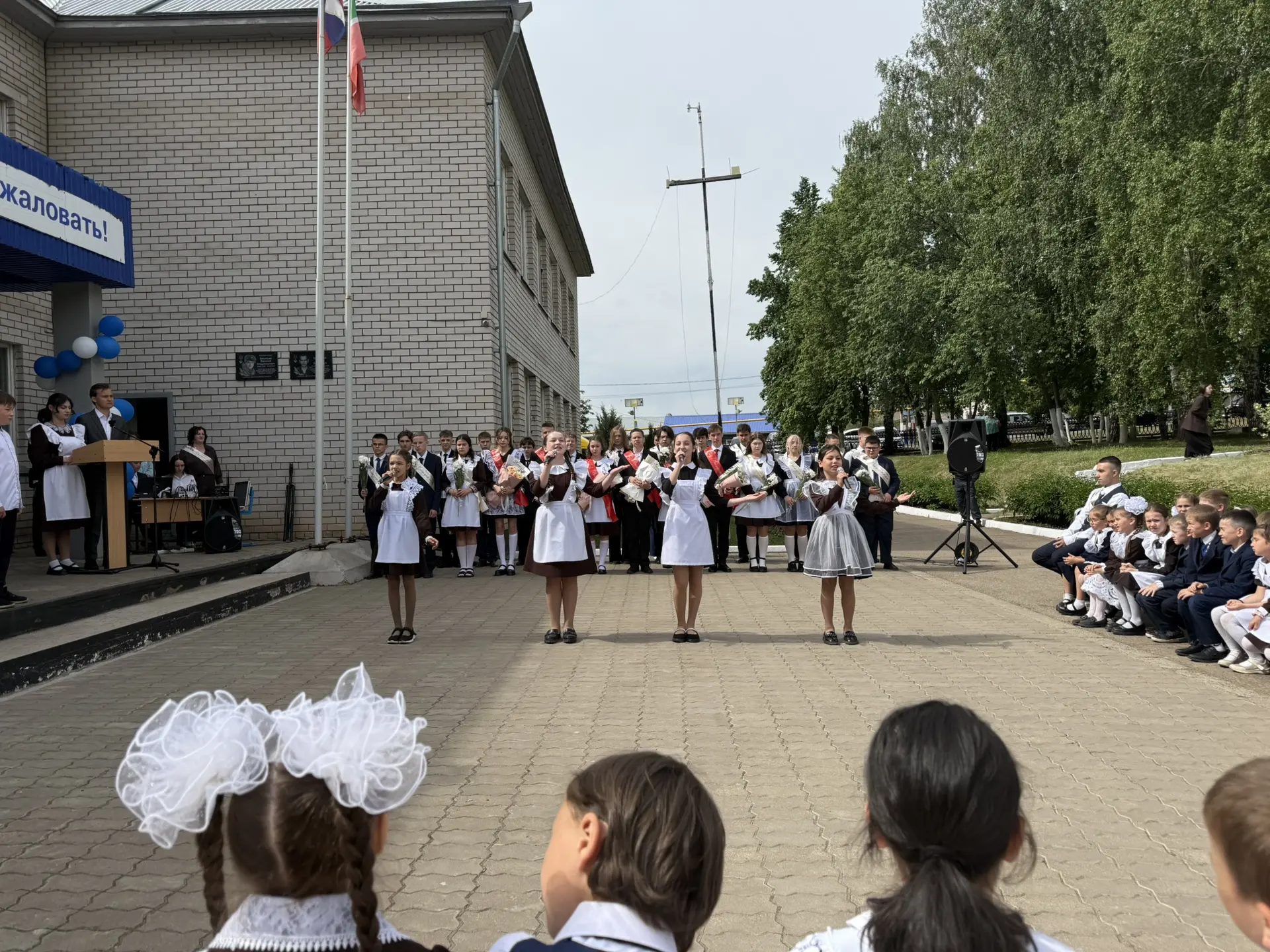 💛Кажется, что еще минуту назад это были просто шумные первоклашки с огромными букетами, а сейчас пе