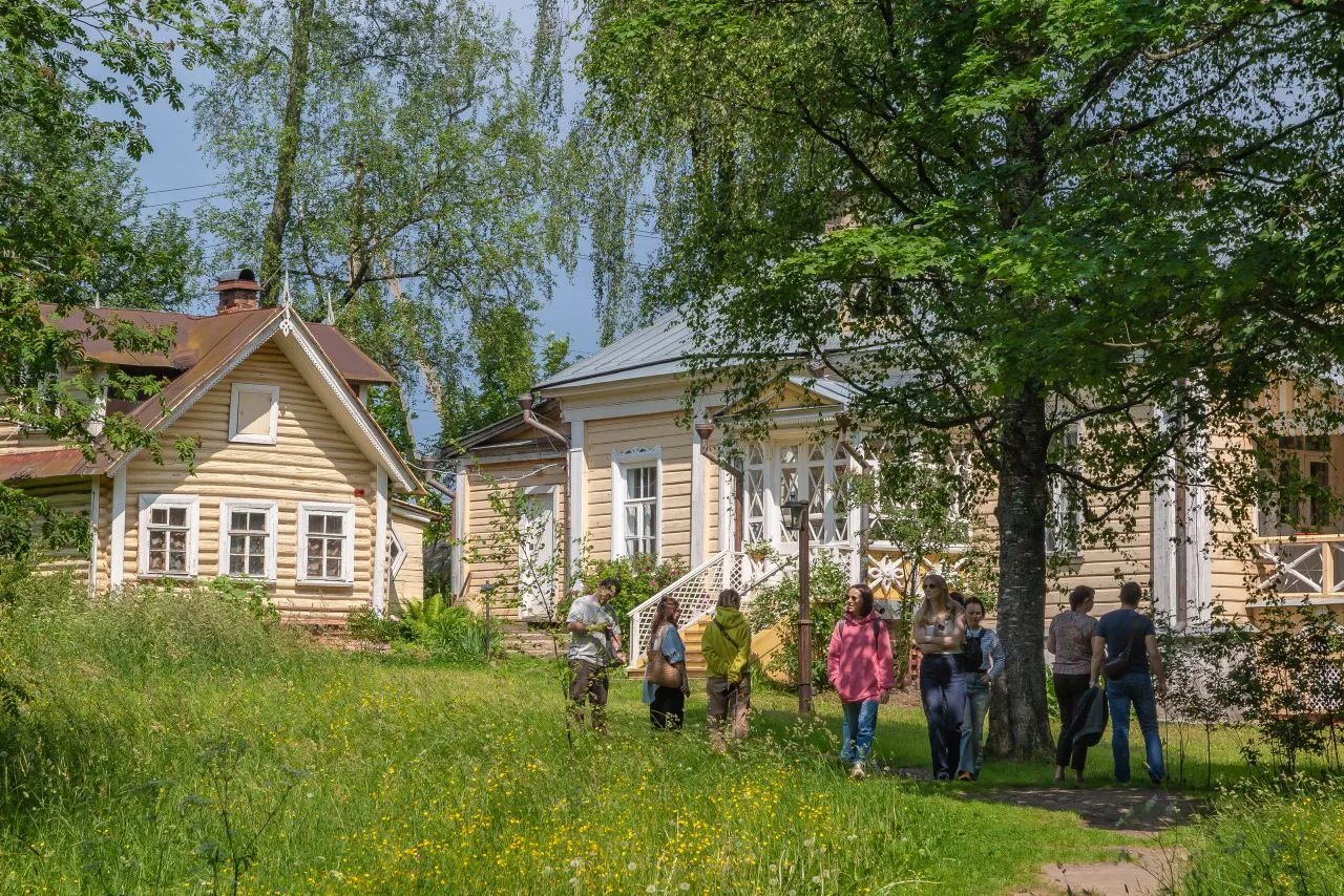 ⠀
🫶 Флигель в Муранове был построен в 1879 году для вдовы поэта Ф.И. Тютчева Эрнестины Фёдоровны, к