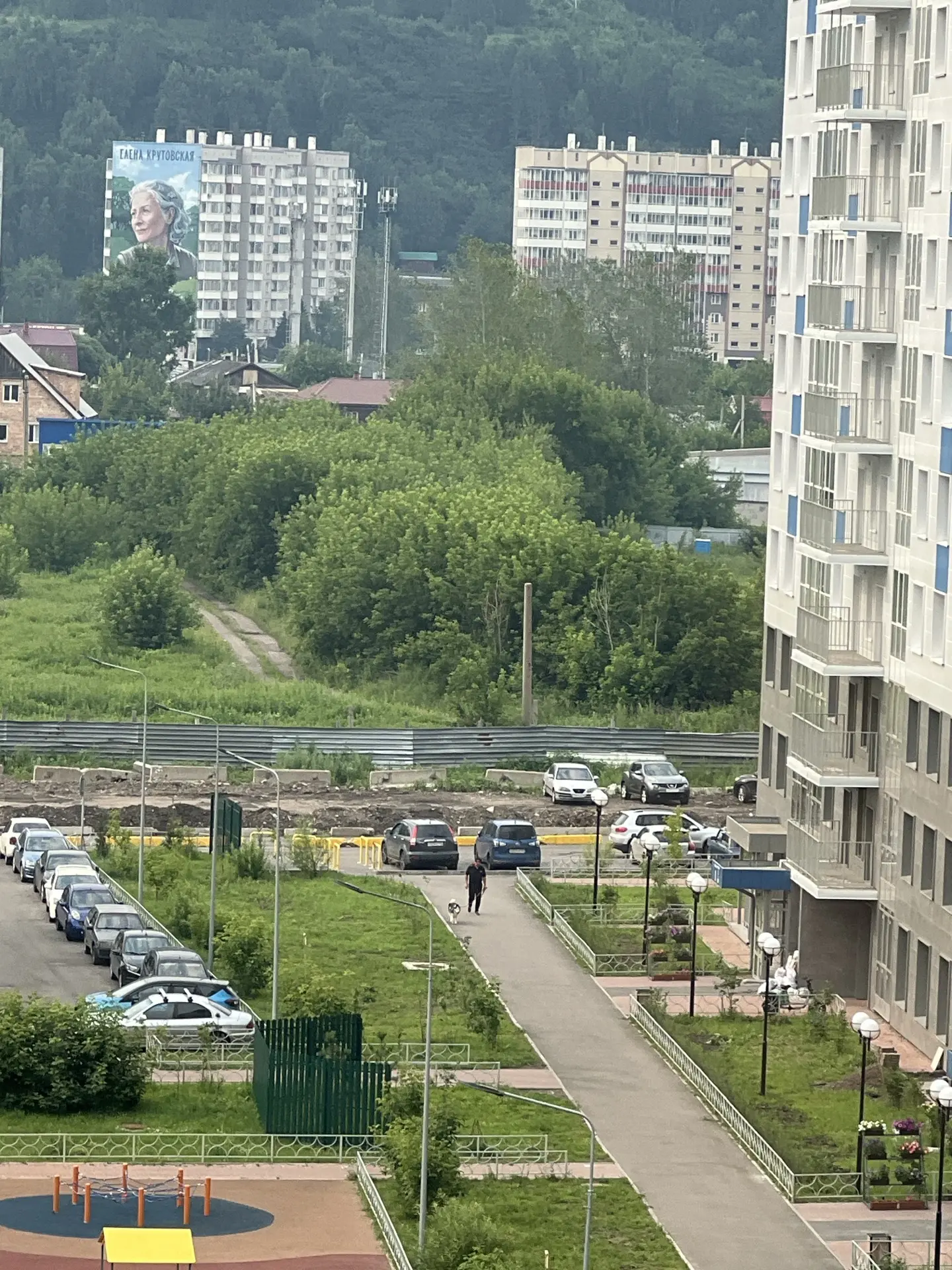 Самое интересное,что до вчерашнего вечера там всю неделю была запаркована вся площадка. А вчера вече